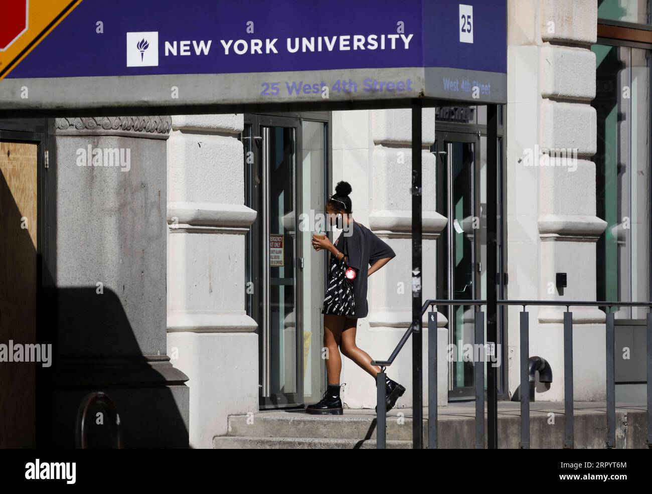 200714 -- NEW YORK, 14. Juli 2020 -- Eine Frau liest Nachricht auf einem geschlossenen Eingang zu einem Gebäude der New York University in New York, USA, 14. Juli 2020. Die US-Regierung hat eine neue Regel aufgehoben, die internationalen Studenten ihren Aufenthalt im Land verwehrt hätte, wenn sie nur im kommenden Herbstsemester Online-Kurse besuchen würden, sagte ein Bundesrichter in Boston, Massachusetts, Dienstag. U.S.-NEW YORK-NYU-REGEL ÜBER INT L-STUDENTEN-RÜCKTRITT WANGXYING PUBLICATIONXNOTXINXCHN Stockfoto