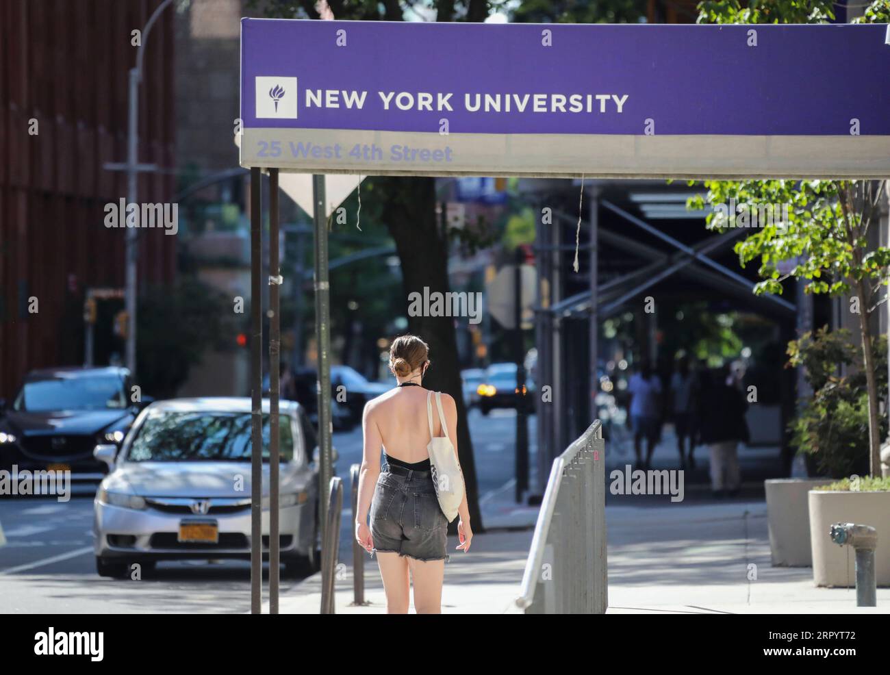 200714 -- NEW YORK, 14. Juli 2020 -- Eine Frau geht an einem Gebäude der New York University in New York, USA, 14. Juli 2020 vorbei. Die US-Regierung hat eine neue Regel aufgehoben, die internationalen Studenten ihren Aufenthalt im Land verwehrt hätte, wenn sie nur im kommenden Herbstsemester Online-Kurse besuchen würden, sagte ein Bundesrichter in Boston, Massachusetts, Dienstag. U.S.-NEW YORK-NYU-REGEL ÜBER INT L-STUDENTEN-RÜCKTRITT WANGXYING PUBLICATIONXNOTXINXCHN Stockfoto