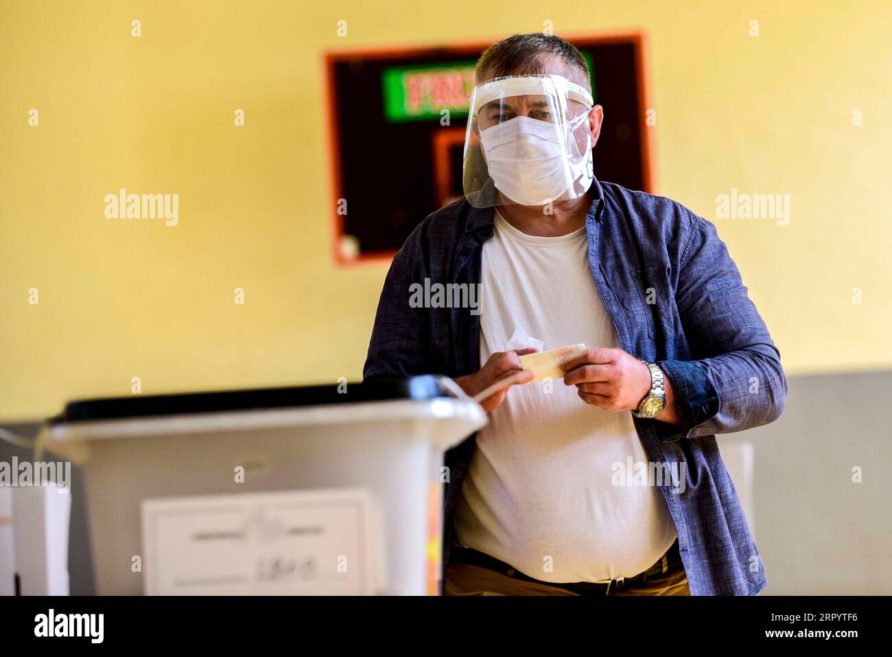 200715 -- SKOPJE, 15. Juli 2020 -- Ein Wähler bereitet sich darauf vor, seine Stimme am 15. Juli 2020 an einem Wahlstand in Skopje, Nordmazedonien, abzugeben. Nordmazedonische Bürger wählen am Mittwoch bei den frühen Parlamentswahlen nach strengen Gesundheitsvorschriften während der COVID-19-Pandemie. Foto: /Xinhua NORTH MACEDONIA-SKOPJE-VOTE TomislavxGeorgiev PUBLICATIONxNOTxINxCHN Stockfoto