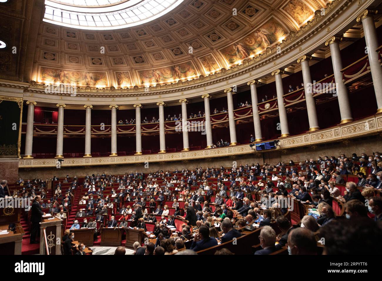 200716 -- PARIS, 16. Juli 2020 Xinhua -- der französische Premierminister Jean Castex stellt der Nationalversammlung in Paris, Frankreich, am 15. Juli 2020 die allgemeine Politik des neuen Kabinetts in den kommenden zwei Jahren vor. Das neue Kabinett des französischen Präsidenten Emmanuel Macron unter der Leitung von Premierminister Jean Castex hat mit großer Mehrheit das Vertrauensvotum des Unterhauses des parlaments gewonnen. Mit dem Versprechen, die Steuern zu senken, die die Produktionskapazitäten der Unternehmen behindern, kündigte der Premierminister eine finanzielle Unterstützung in Höhe von 100 Milliarden Euro und 114 Milliarden US-Dollar an, um die Wirtschaft zu erholen. Foto: Jack Chan/Xinhua FRANCE-PAR Stockfoto