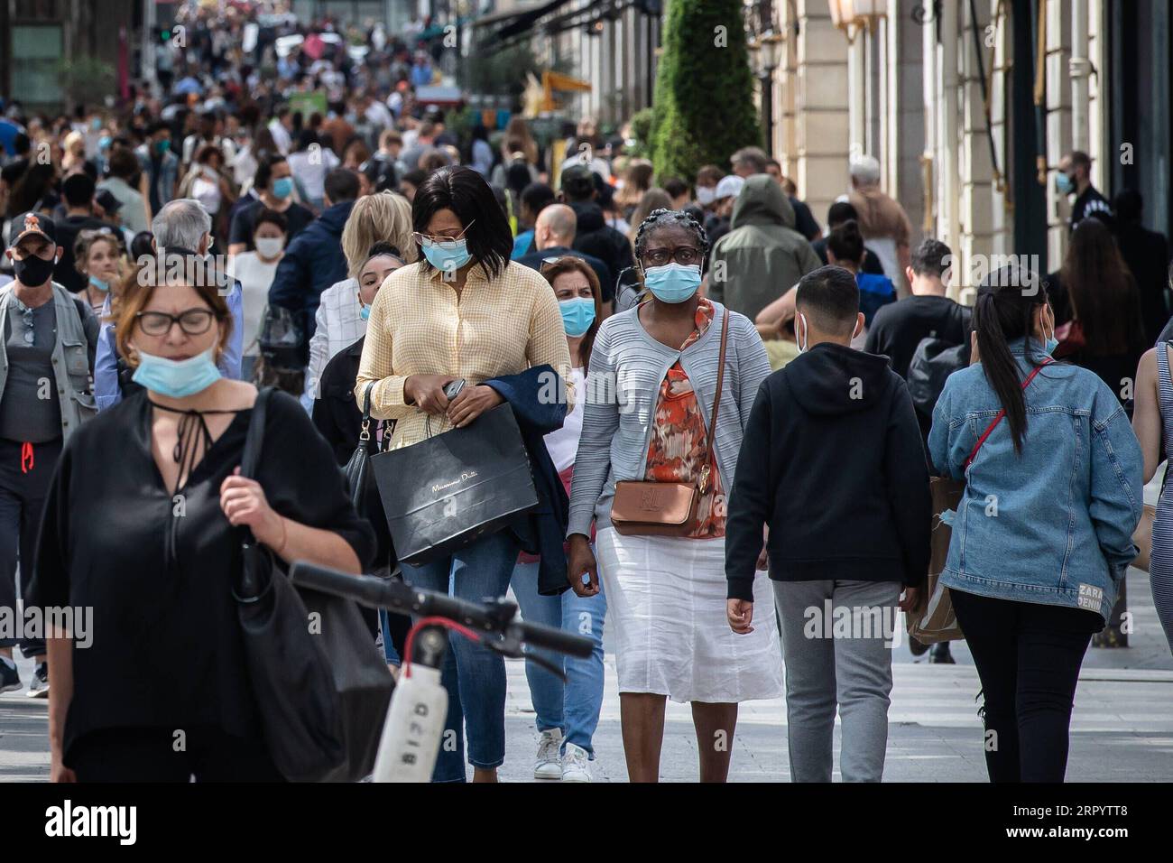 200716 -- PARIS, 16. Juli 2020 Xinhua -- Leute laufen auf der Champs Elysees Avenue am ersten Tag der Sommerverkäufe in Paris, Frankreich, 15. Juli 2020. Die Sommerverkäufe 2020 in Frankreich wurden am Mittwoch gestartet und enden am 11. August. Sie sollten ursprünglich am 24. Juni beginnen, wurden jedoch aufgrund des COVID-19-Ausbruchs verschoben. Foto von Aurelien Morissard/Xinhua FRANCE-PARIS-COVID-19-SOMMERVERKAUF PUBLICATIONxNOTxINxCHN Stockfoto