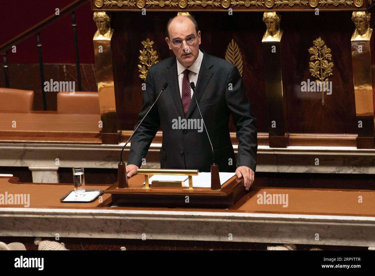 200716 -- PARIS, 16. Juli 2020 Xinhua -- der französische Premierminister Jean Castex stellt der Nationalversammlung in Paris, Frankreich, am 15. Juli 2020 die allgemeine Politik des neuen Kabinetts in den kommenden zwei Jahren vor. Das neue Kabinett des französischen Präsidenten Emmanuel Macron unter der Leitung von Premierminister Jean Castex hat mit großer Mehrheit das Vertrauensvotum des Unterhauses des parlaments gewonnen. Mit dem Versprechen, die Steuern zu senken, die die Produktionskapazitäten der Unternehmen behindern, kündigte der Premierminister eine finanzielle Unterstützung in Höhe von 100 Milliarden Euro und 114 Milliarden US-Dollar an, um die Wirtschaft zu erholen. Foto: Jack Chan/Xinhua FRANCE-PAR Stockfoto