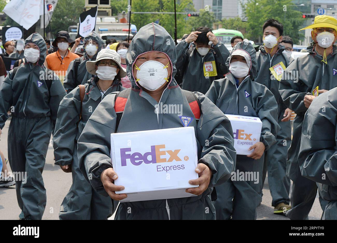 200716 -- SEOUL, 16. Juli 2020 Xinhua -- Aktenfoto vom 14. Juni 2015 zeigt Bürgergruppen, die zur Beendigung des biochemischen Projekts der US-Streitkräfte Korea USFK in Seoul, Südkorea aufrufen. ZU XINHUA SCHLAGZEILEN VOM 16. JULI 2020 NEWSIS/Handout via Xinhua Xinhua Schlagzeilen: Von Jupitr bis Centaur, Ängste über das biochemische Experiment des US-Militärs wachsen in Südkorea PUBLICATIONxNOTxINxCHN Stockfoto