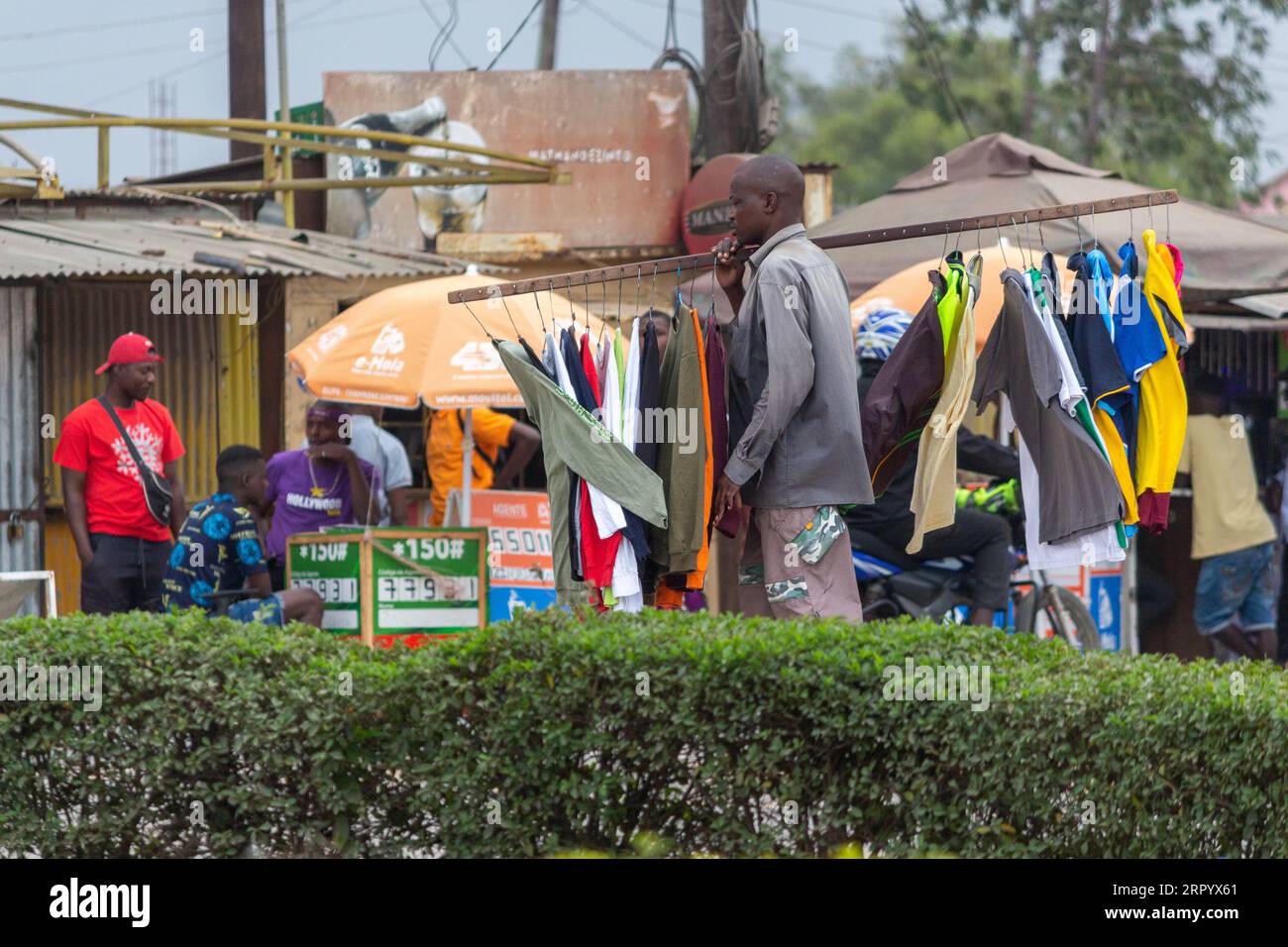 Mobile Anbieter verkaufen gebrauchte Kleidung auf der Straße Stockfoto