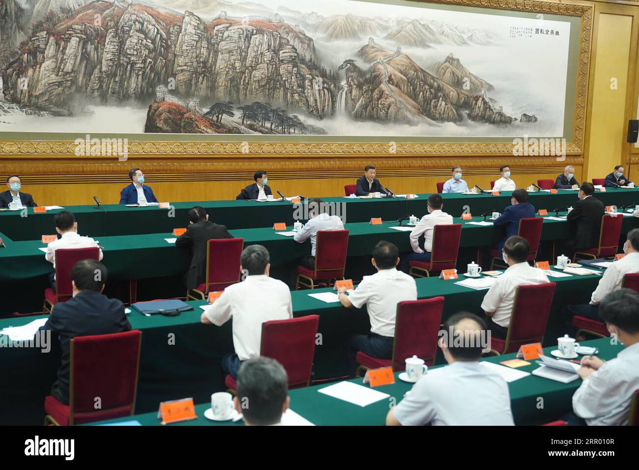 200721 -- PEKING, 21. Juli 2020 -- der chinesische Präsident Xi Jinping, ebenfalls Generalsekretär des Zentralkomitees der Kommunistischen Partei Chinas und Vorsitzender der Zentralen Militärkommission, leitet am 21. Juli 2020 ein Symposium mit Unternehmern in Peking, der Hauptstadt Chinas. CHINA-PEKING-XI JINPING-SYMPOSIUM CN JUXPENG PUBLICATIONXNOTXINXCHN Stockfoto