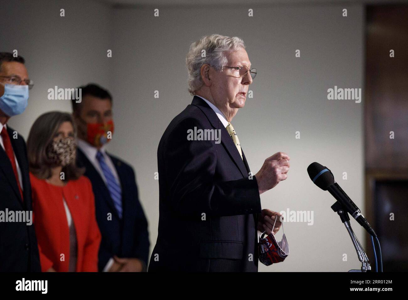 200721 -- WASHINGTON, 21. Juli 2020 Xinhua -- Mitch McConnell Front, Mehrheitsführer des US-Senats, spricht während einer Pressekonferenz auf dem Capitol Hill in Washington, D.C., USA, am 21. Juli 2020. McConnell sagte am Dienstag, dass das nächste COVID-19-Entlastungsgesetz eine zweite Runde von Stimulus Checks für amerikanische Haushalte und Paycheck Protection Program PPP-Darlehen für kleine Unternehmen umfassen werde. Foto von Ting Shen/Xinhua U.S.-WASHINGTON, D.C.-COVID-19-MCCONNELL-RELIEF BILL PUBLICATIONxNOTxINxCHN Stockfoto