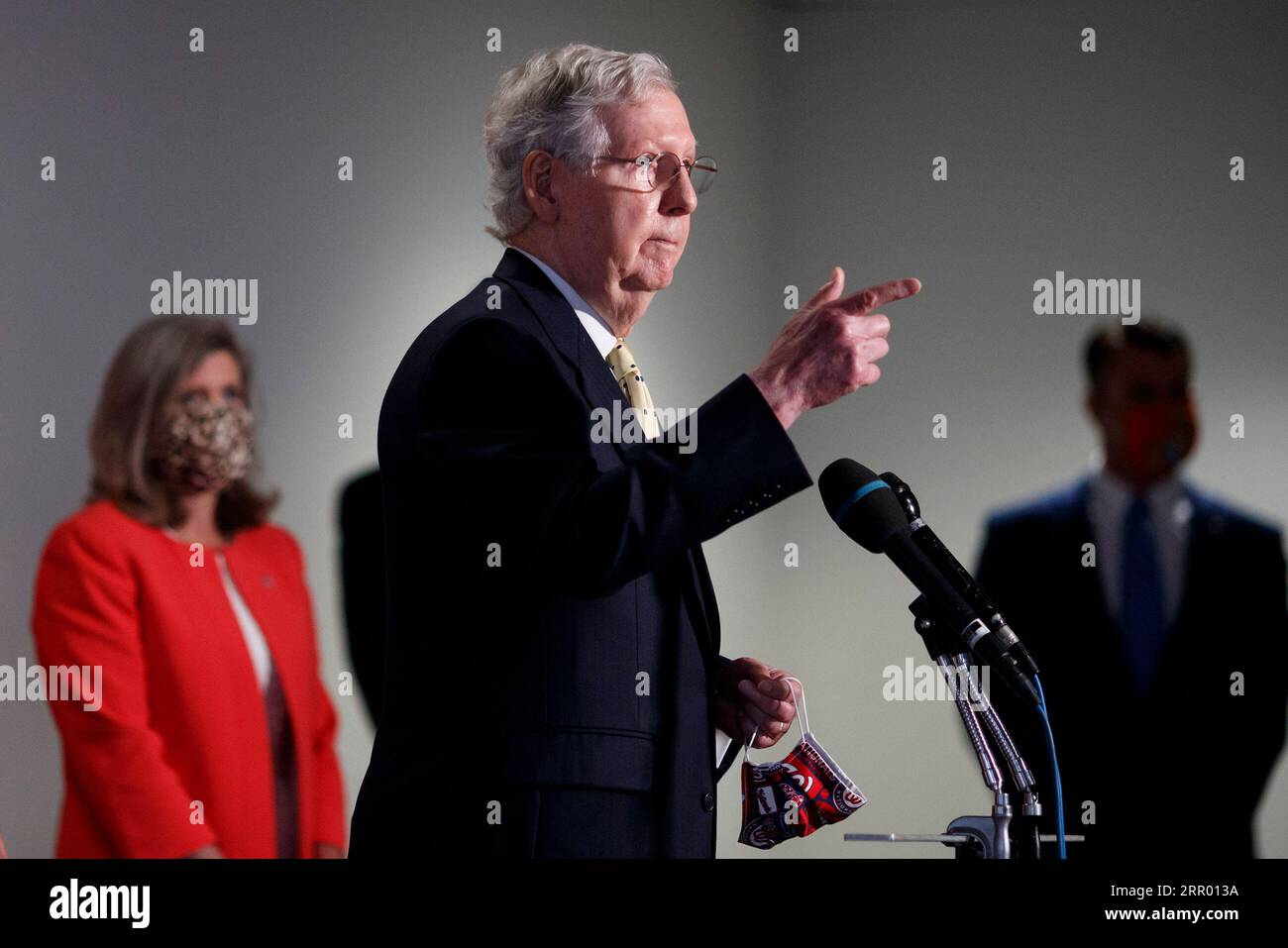 200721 -- WASHINGTON, 21. Juli 2020 Xinhua -- Mitch McConnell Front, Mehrheitsführer des US-Senats, spricht während einer Pressekonferenz auf dem Capitol Hill in Washington, D.C., USA, am 21. Juli 2020. McConnell sagte am Dienstag, dass das nächste COVID-19-Entlastungsgesetz eine zweite Runde von Stimulus Checks für amerikanische Haushalte und Paycheck Protection Program PPP-Darlehen für kleine Unternehmen umfassen werde. Foto von Ting Shen/Xinhua U.S.-WASHINGTON, D.C.-COVID-19-MCCONNELL-RELIEF BILL PUBLICATIONxNOTxINxCHN Stockfoto