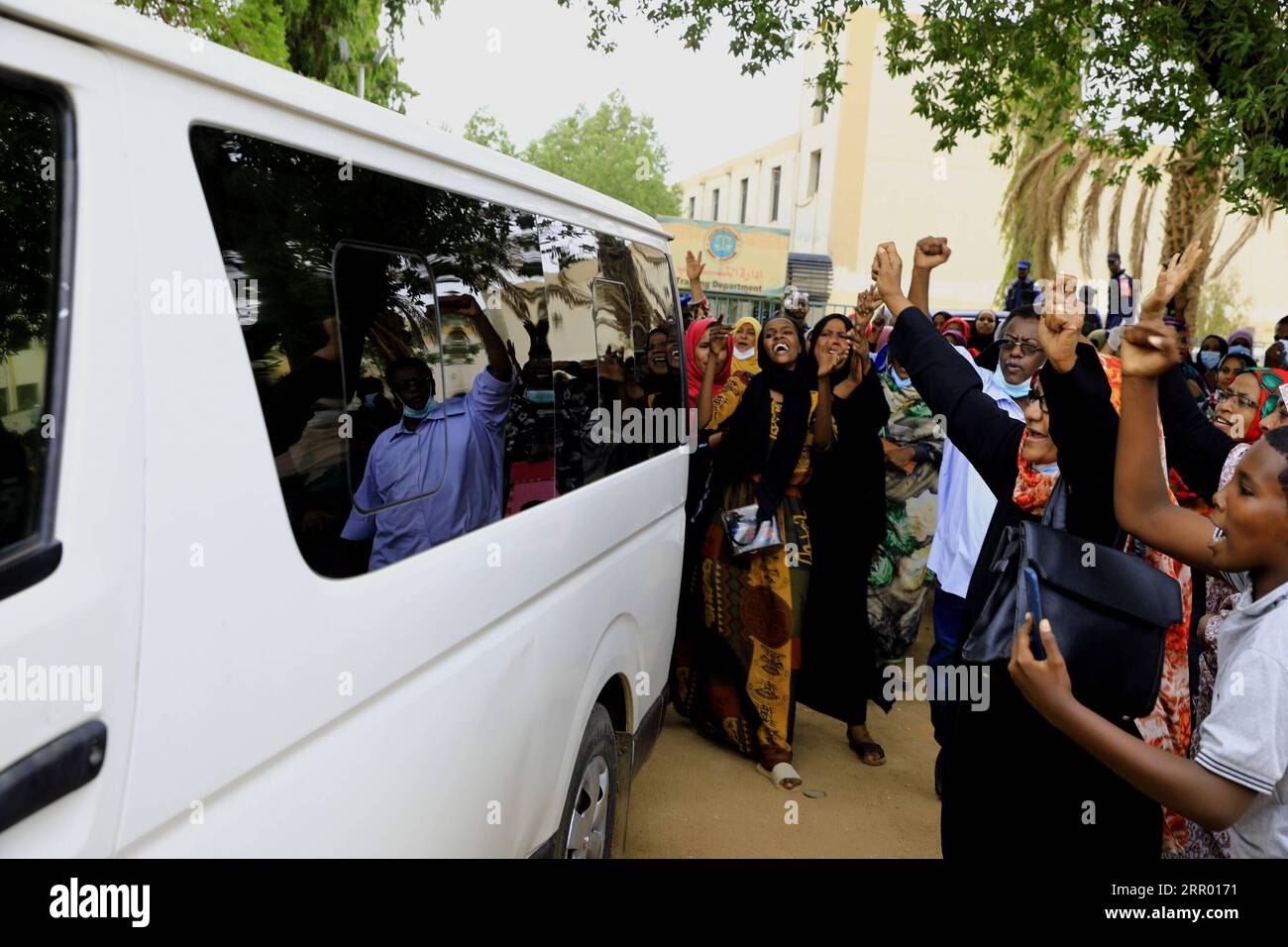 200722 -- KHARTUM, 22. Juli 2020 -- Menschen versammeln sich vor dem Institut für Justiz und Rechtswissenschaften, wo am 21. Juli 2020 in Khartum, Sudan, ein Prozess gegen den ehemaligen sudanesischen Präsidenten Omar al-Bashir und seine Beamten eröffnet werden soll. Ein sudanesisches Gericht kündigte am Dienstag die Unterbrechung des Prozesses gegen den ehemaligen sudanesischen Präsidenten Omar al-Bashir und seine Beamten kurz nach der Eröffnung des Prozesses in Khartum an. SUDAN-KHARTUM-EHEMALIGER PRÄSIDENT-PROZESS MohamedxKhidir PUBLICATIONxNOTxINxCHN Stockfoto