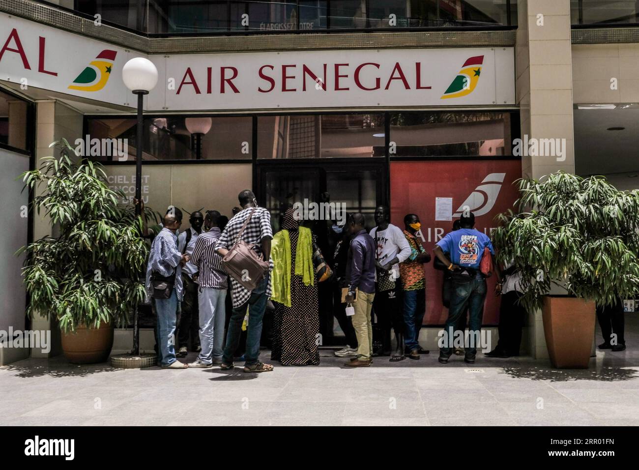 200722 -- DAKAR, 22. Juli 2020 Xinhua -- Kunden warten am 21. Juli 2020 vor einem Ticketschalter von Air Senegal im Zentrum von Dakar, Senegal. Foto von Eddy Peters/Xinhua SENEGAL-DAKAR-COVID-19-DAILY LIFE PUBLICATIONxNOTxINxCHN Stockfoto