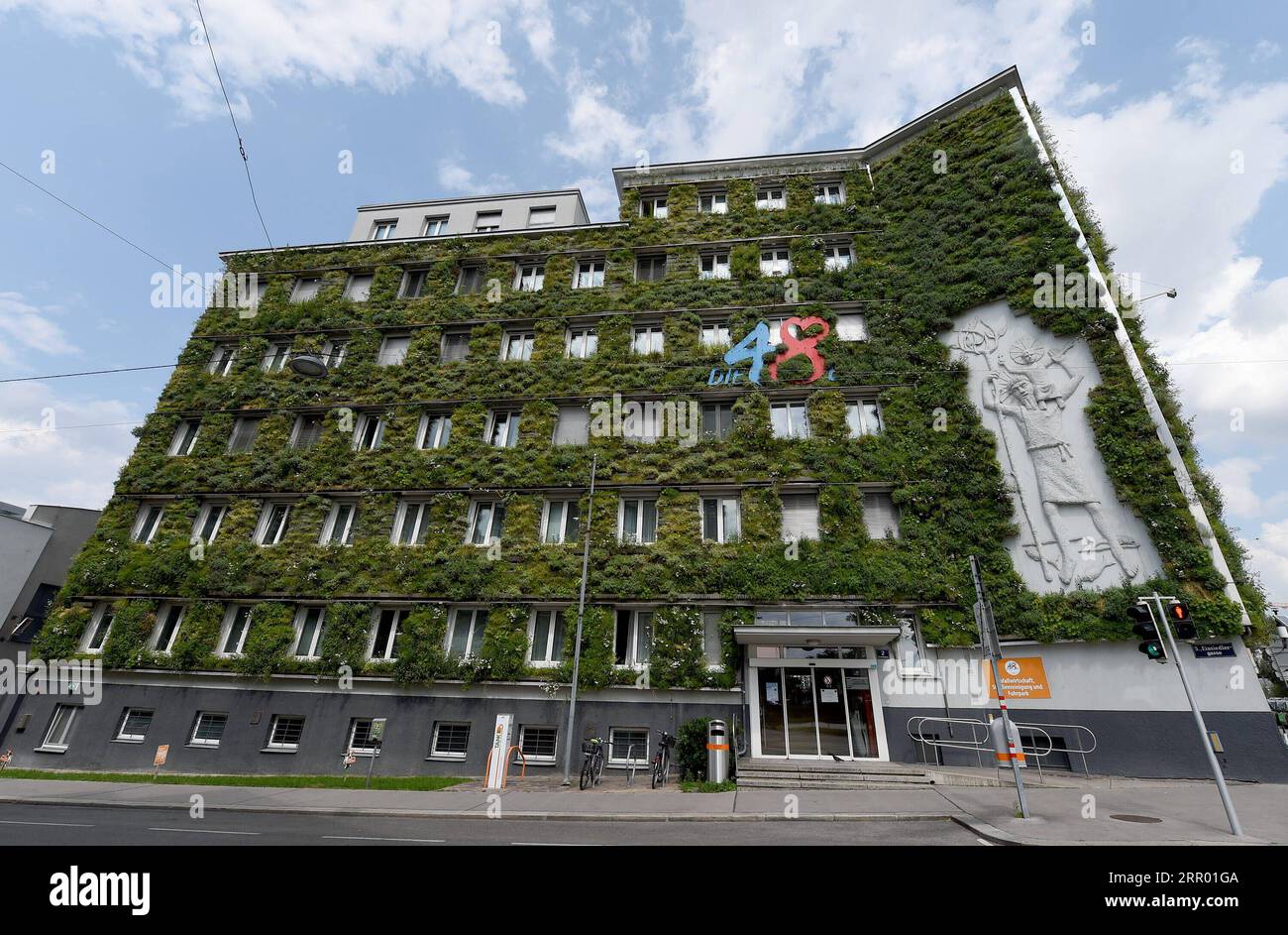 200722 -- WIEN, 22. Juli 2020 -- Foto vom 22. Juli 2020 zeigt eine grüne Fassade des Hauptsitzes der MA 48 in Wien, Österreich. Die Fassaden des Hauptquartiers der MA 48 waren mit grünen Pflanzen gesäumt, die sich positiv auf das Mikroklima, den Schutz der Bausubstanz vor treibendem Regen und Schmutzablagerungen, den Lärmschutz und die Kühlleistung auswirkten. ÖSTERREICH-WIEN-MA 48 HAUPTSITZ-GRÜNE FASSADEN GUOXCHEN PUBLICATIONXNOTXINXCHN Stockfoto