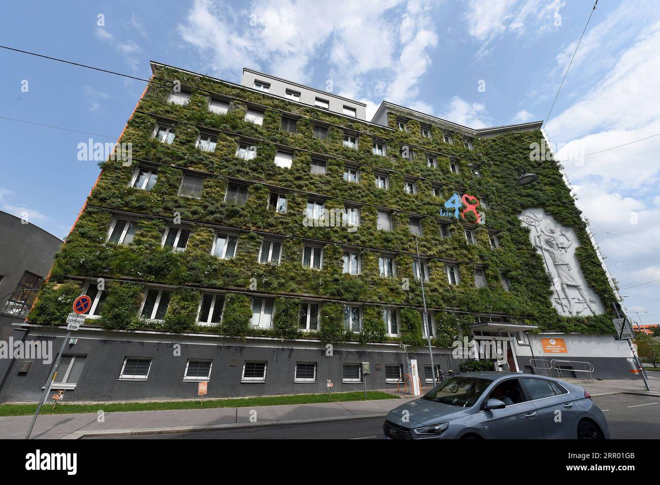 200722 -- WIEN, 22. Juli 2020 -- Foto vom 22. Juli 2020 zeigt das Äußere des MA48-Hauptsitzes in Wien, Österreich. Die Fassaden des Hauptquartiers der MA 48 waren mit grünen Pflanzen gesäumt, die sich positiv auf das Mikroklima, den Schutz der Bausubstanz vor treibendem Regen und Schmutzablagerungen, den Lärmschutz und die Kühlleistung auswirkten. ÖSTERREICH-WIEN-MA 48 HAUPTSITZ-GRÜNE FASSADEN GUOXCHEN PUBLICATIONXNOTXINXCHN Stockfoto