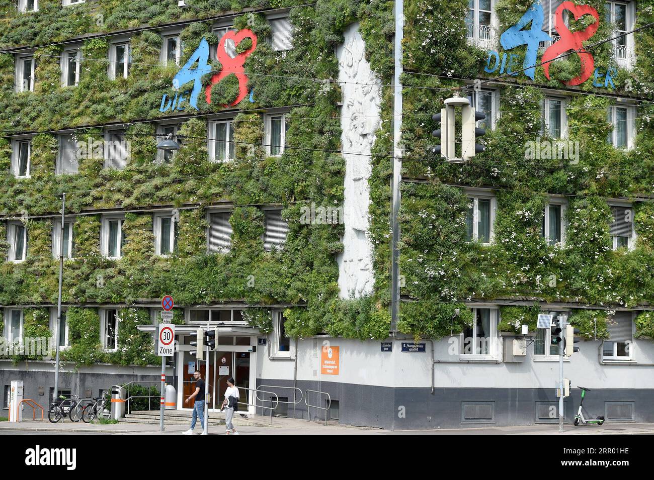 200722 -- WIEN, 22. Juli 2020 -- Foto vom 22. Juli 2020 zeigt grüne Fassaden des Hauptsitzes der MA 48 in Wien, Österreich. Die Fassaden des Hauptquartiers der MA 48 waren mit grünen Pflanzen gesäumt, die sich positiv auf das Mikroklima, den Schutz der Bausubstanz vor treibendem Regen und Schmutzablagerungen, den Lärmschutz und die Kühlleistung auswirkten. ÖSTERREICH-WIEN-MA 48 HAUPTSITZ-GRÜNE FASSADEN GUOXCHEN PUBLICATIONXNOTXINXCHN Stockfoto