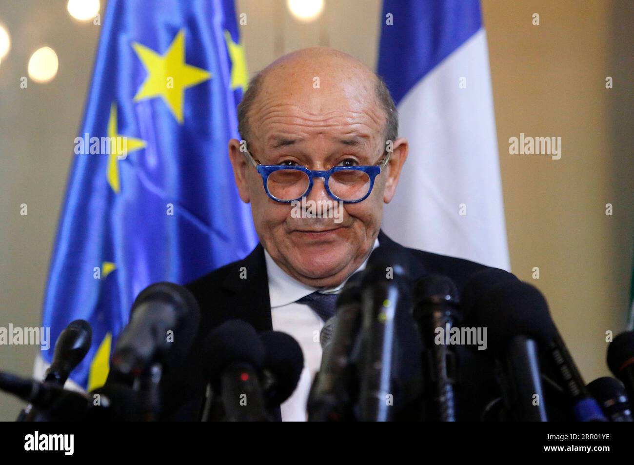 200723 -- BEIRUT, 23. Juli 2020 Xinhua -- der französische Außenminister Jean-Yves Le Drian hält eine gemeinsame Pressekonferenz mit dem libanesischen Außenminister Nassif Hitti ab, die am 23. Juli 2020 in Beirut, Libanon, nicht auf dem Bild zu sehen ist. Der französische Außenminister Jean-Yves Le Drian forderte die libanesischen Beamten am Donnerstag auf, Anstrengungen zur Umsetzung der notwendigen Strukturreformen zu Unternehmen, um Frankreich zu ermöglichen, dem Libanon zu helfen, berichtete der lokale Fernsehsender MTV. Foto von Bilal Jawich/Xinhua LEBANON-BEIRUT-FRENCH FM-VISIT PUBLICATIONxNOTxINxCHN Stockfoto