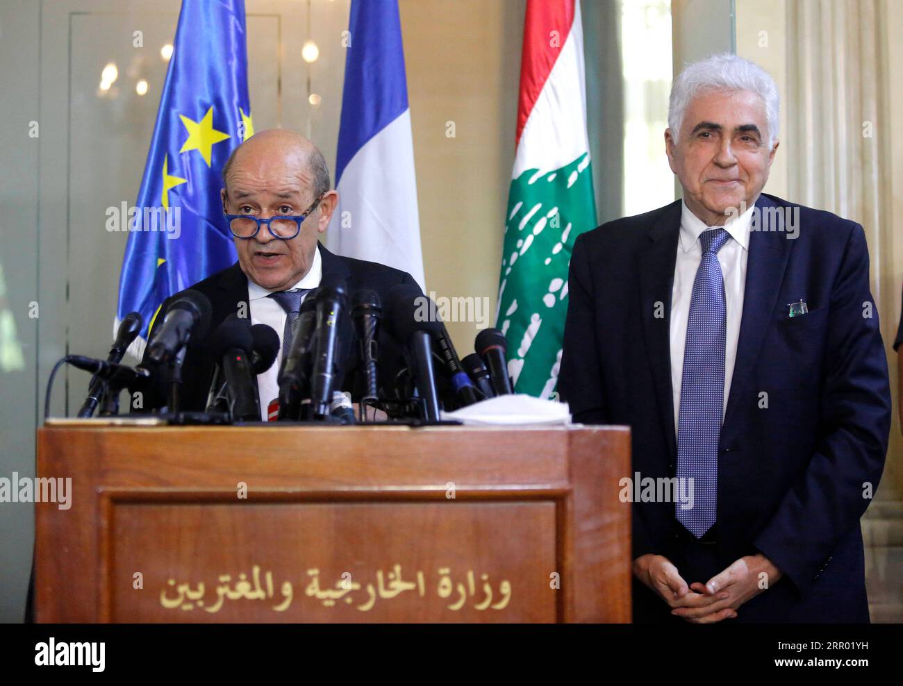 200723 -- BEIRUT, 23. Juli 2020 Xinhua -- der französische Außenminister Jean-Yves Le Drian L hält am 23. Juli 2020 in Beirut, Libanon, eine gemeinsame Pressekonferenz mit dem libanesischen Außenminister Nassif Hitti ab. Der französische Außenminister Jean-Yves Le Drian forderte die libanesischen Beamten am Donnerstag auf, Anstrengungen zur Umsetzung der notwendigen Strukturreformen zu Unternehmen, um Frankreich zu ermöglichen, dem Libanon zu helfen, berichtete der lokale Fernsehsender MTV. Foto von Bilal Jawich/Xinhua LEBANON-BEIRUT-FRENCH FM-VISIT PUBLICATIONxNOTxINxCHN Stockfoto