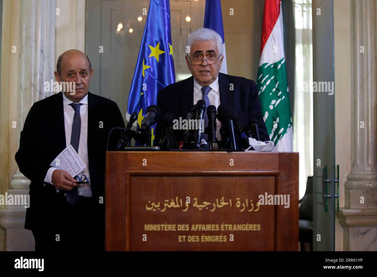 200723 -- BEIRUT, 23. Juli 2020 Xinhua -- der französische Außenminister Jean-Yves Le Drian L und der libanesische Außenminister Nassif Hitti veranstalten am 23. Juli 2020 eine gemeinsame Pressekonferenz in Beirut, Libanon. Der französische Außenminister Jean-Yves Le Drian forderte die libanesischen Beamten am Donnerstag auf, Anstrengungen zur Umsetzung der notwendigen Strukturreformen zu Unternehmen, um Frankreich zu ermöglichen, dem Libanon zu helfen, berichtete der lokale Fernsehsender MTV. Foto von Bilal Jawich/Xinhua LEBANON-BEIRUT-FRENCH FM-VISIT PUBLICATIONxNOTxINxCHN Stockfoto