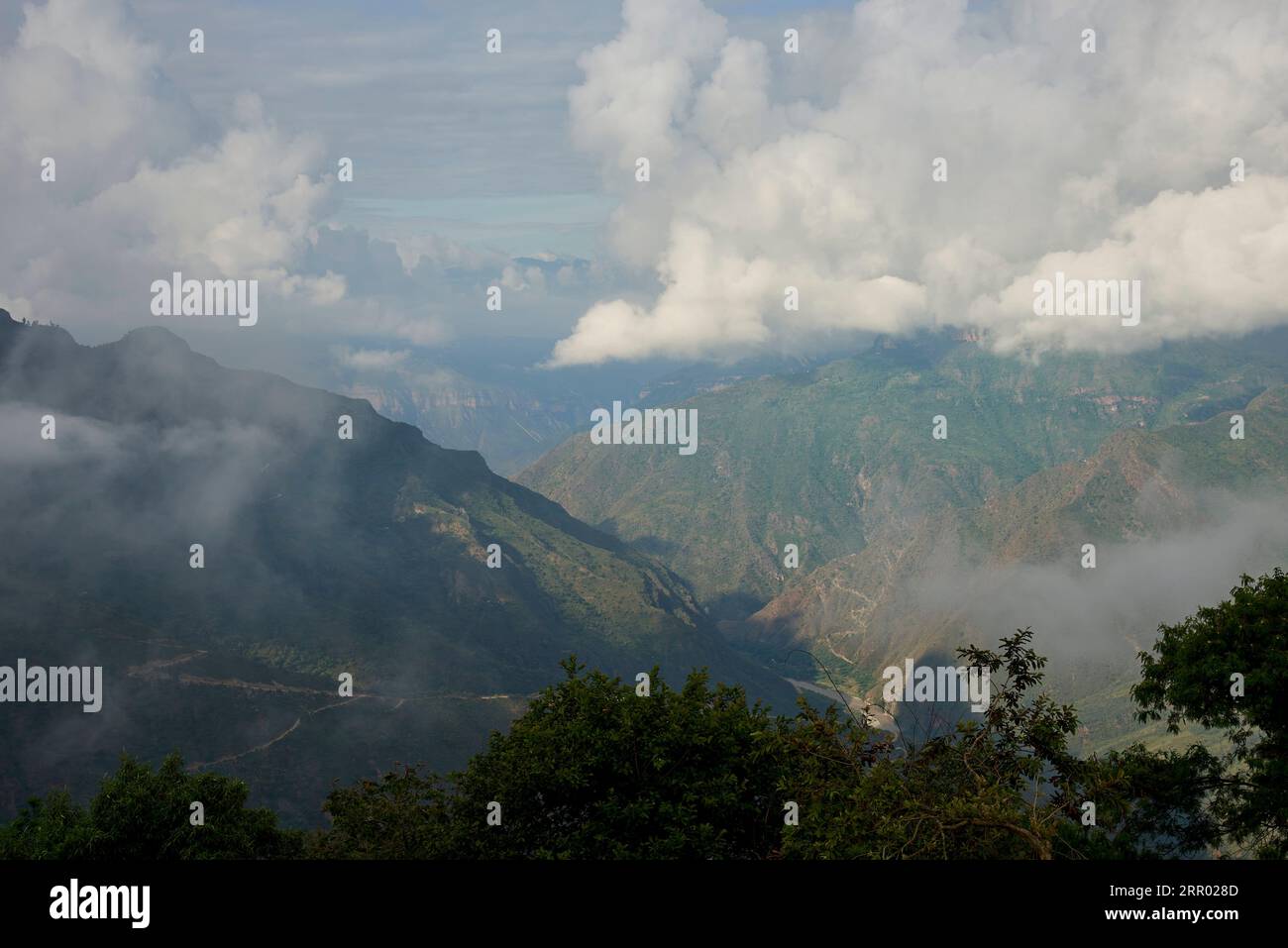 Bergige Andenlandschaft in Santander, Kolumbien, unter der Morgensonne. Stockfoto