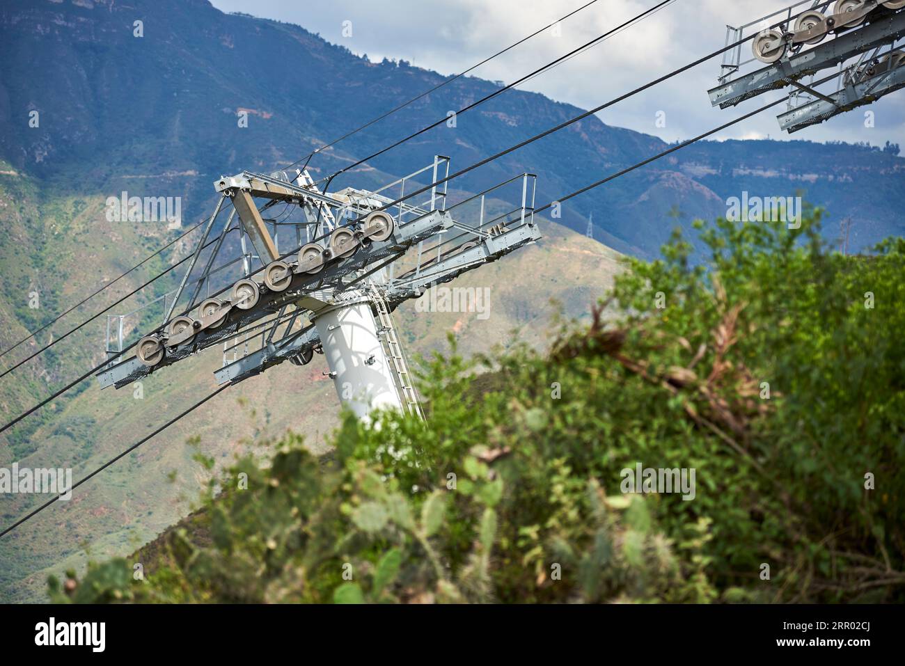 Seilbahnstangen, Riemenscheiben und Stahlseile für den Betrieb dieses Transportsystems. Stockfoto