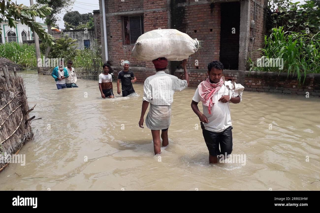 200726 -- BIHAR INDIA, 26. Juli 2020 -- Dorfbewohner waten durch Hochwasser im Darbhanga-Bezirk, Indiens östlicher Bundesstaat Bihar, 26. Juli 2020. Mindestens 10 Menschen wurden getötet und fast 1,5 Millionen Menschen wurden von Überschwemmungen in 11 Bezirken im östlichen indischen Bundesstaat Bihar betroffen, sagte die staatliche Katastrophenverwaltung in einem Bulletin am Sonntag. STR/Xinhua INDIA-BIHAR-FLOODS ParthaxSarkar PUBLICATIONxNOTxINxCHN Stockfoto