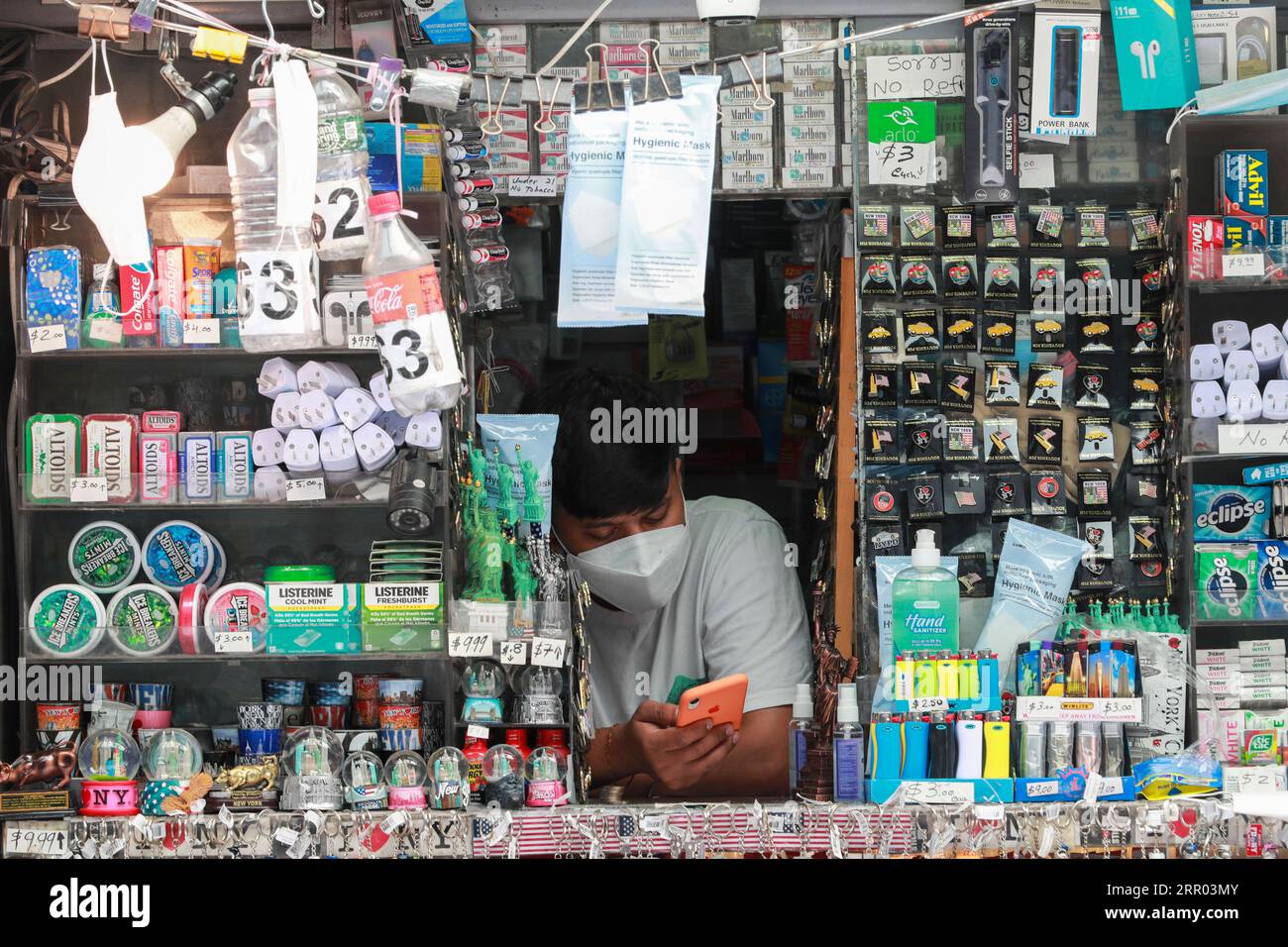 200723 -- WASHINGTON, 23. Juli 2020 -- Ein Anbieter wartet auf Kunden an einem Kiosk am Times Square in New York, USA, 23. Juli 2020. Xinhua Schlagzeilen: Die umkämpften USA treten 100-Tage-Countdown zu den Präsidentschaftswahlen während der Pandemie, Proteste WangxYing PUBLICATIONxNOTxINxCHN Stockfoto