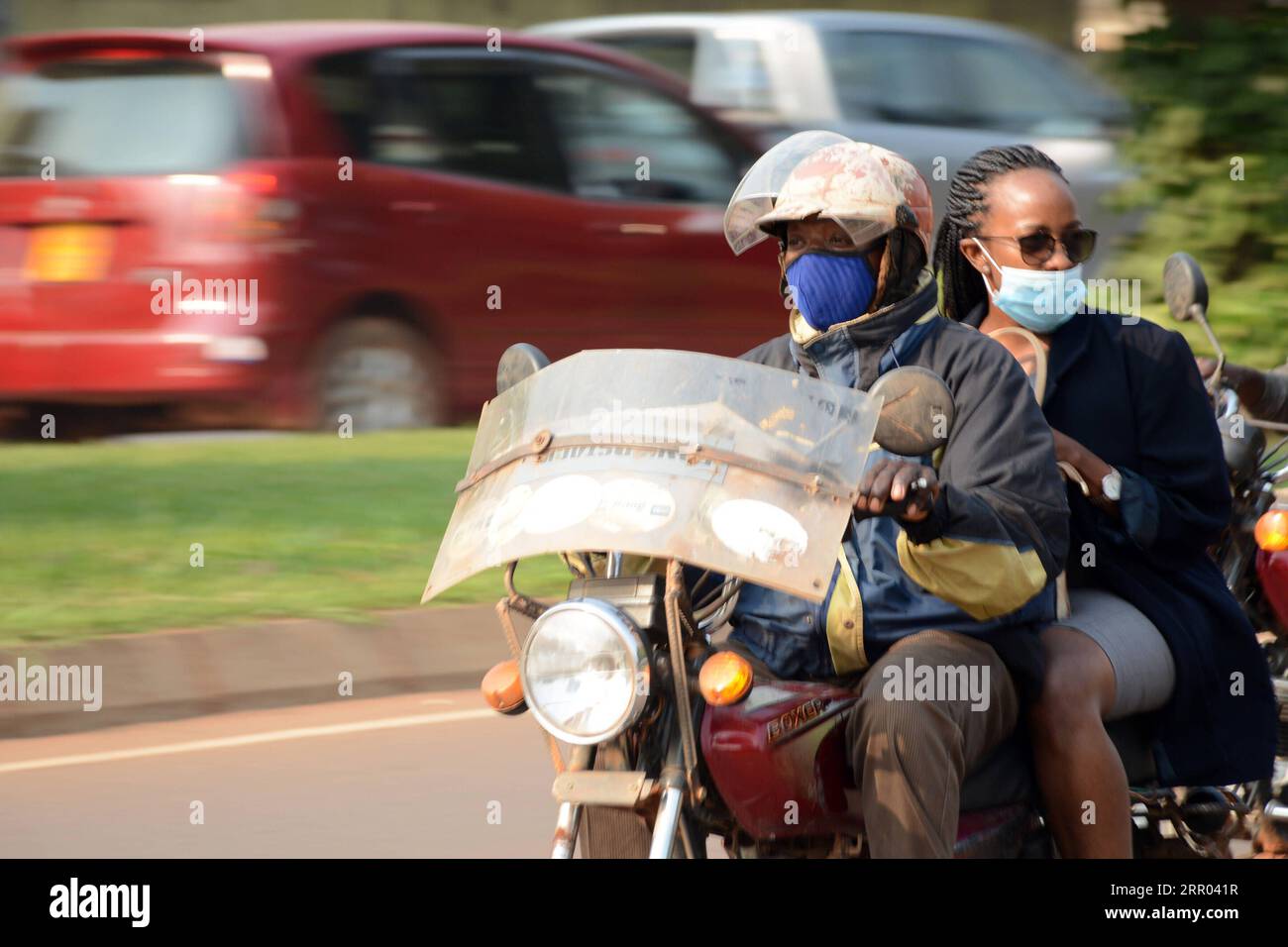 200727 -- KAMPALA, 27. Juli 2020 Xinhua -- Ein kommerzieller Motorradfahrer befördert einen Passagier in Kampala, Uganda, 27. Juli 2020. Kommerzielle Motorradfahrer nahmen den Betrieb am Montag wieder auf, da die Regierung weiterhin Beschränkungen lockert, die auferlegt wurden, um die Ausbreitung von COVID-19 einzudämmen. Foto von Nicholas Kajoba/Xinhua UGANDA-KAMPALA-COVID-19-KOMMERZIELLE MOTORRADFAHRER PUBLICATIONxNOTxINxCHN Stockfoto