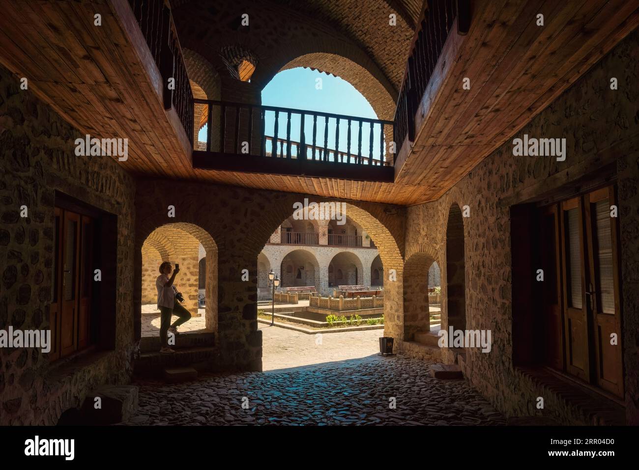 Ein Tourist fotografiert die antike Architektur der Karawanserei in der Stadt Shaki, Aserbaidschan Stockfoto