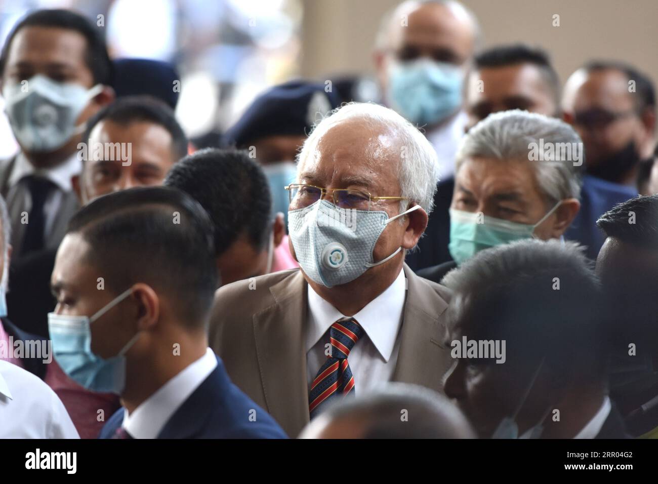 200728 -- KUALA LUMPUR, 28. Juli 2020 Xinhua -- der ehemalige malaysische Premierminister Najib Razak C kommt am 28. Juli 2020 am Gericht in Kuala Lumpur, Malaysia an. Najib Razak, ehemaliger malaysischer Premierminister, wurde am Dienstag in einem Fall im Zusammenhang mit SRC International, einer ehemaligen Einheit des staatlichen Investitionsfonds 1MDB Development Berhad 1MDB, des Machtmissbrauchs, der kriminellen Vertrauensverletzung und der Geldwäsche für schuldig befunden. Das Urteil ist das erste in mehreren Korruptionsverfahren gegen Najib. Foto von Chong Voon Chung/Xinhua MALAYSIA-KUALA LUMPUR-NAJIB-CORRUPTION-URTEIL PUBLICATIONxNOTxINxCHN Stockfoto