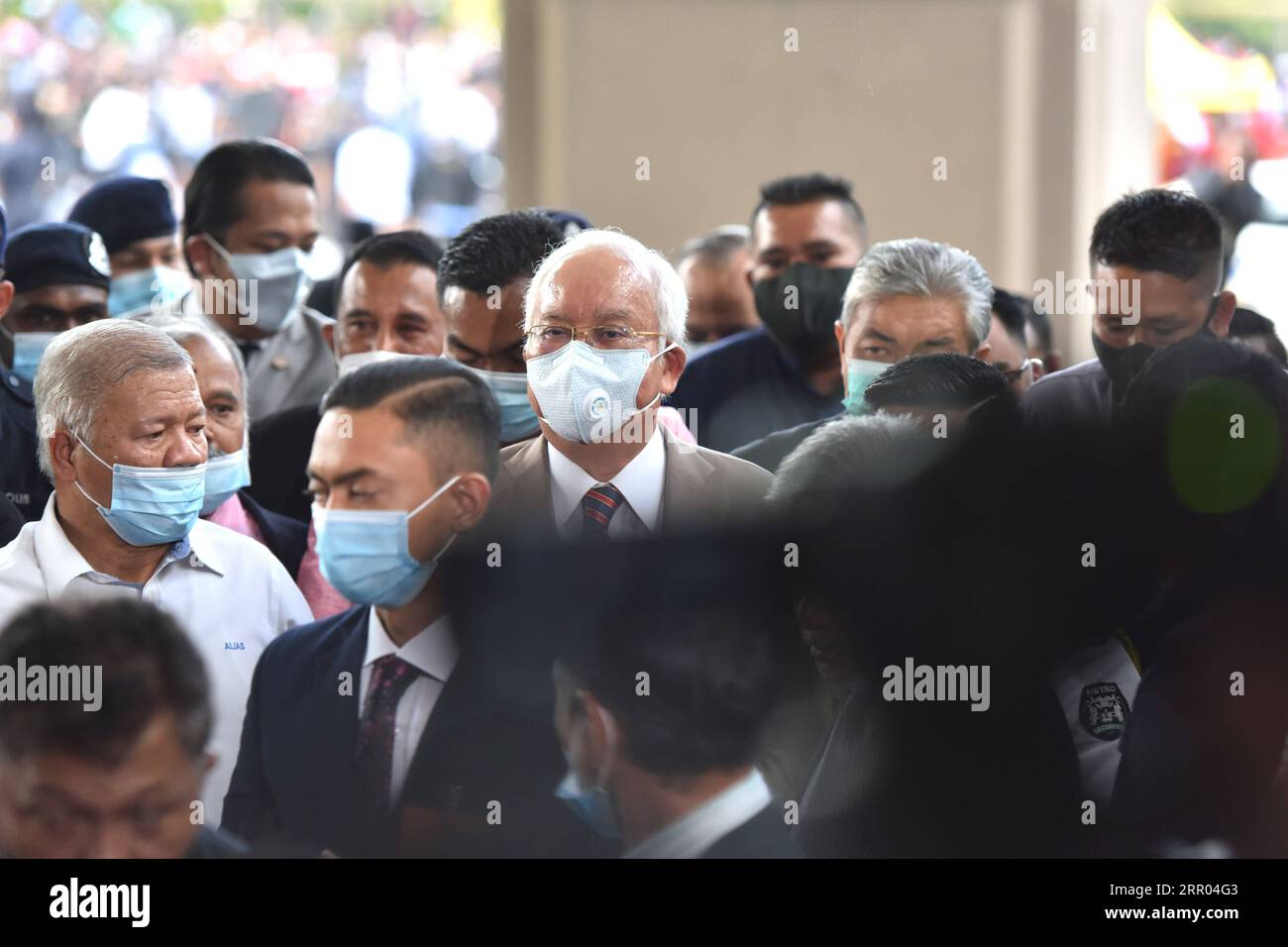 200728 -- KUALA LUMPUR, 28. Juli 2020 Xinhua -- der ehemalige malaysische Premierminister Najib Razak C kommt am 28. Juli 2020 am Gericht in Kuala Lumpur, Malaysia an. Najib Razak, ehemaliger malaysischer Premierminister, wurde am Dienstag in einem Fall im Zusammenhang mit SRC International, einer ehemaligen Einheit des staatlichen Investitionsfonds 1MDB Development Berhad 1MDB, des Machtmissbrauchs, der kriminellen Vertrauensverletzung und der Geldwäsche für schuldig befunden. Das Urteil ist das erste in mehreren Korruptionsverfahren gegen Najib. Foto von Chong Voon Chung/Xinhua MALAYSIA-KUALA LUMPUR-NAJIB-CORRUPTION-URTEIL PUBLICATIONxNOTxINxCHN Stockfoto