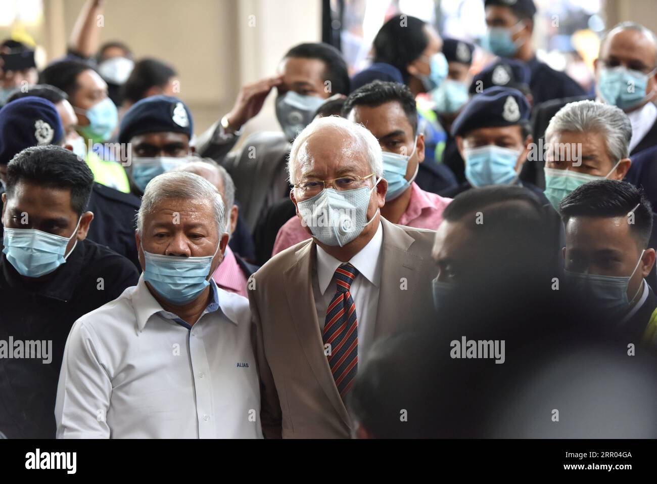 200728 -- KUALA LUMPUR, 28. Juli 2020 Xinhua -- der ehemalige malaysische Premierminister Najib Razak 3. Front trifft am 28. Juli 2020 in Kuala Lumpur, Malaysia, ein. Najib Razak, ehemaliger malaysischer Premierminister, wurde am Dienstag in einem Fall im Zusammenhang mit SRC International, einer ehemaligen Einheit des staatlichen Investitionsfonds 1MDB Development Berhad 1MDB, des Machtmissbrauchs, der kriminellen Vertrauensverletzung und der Geldwäsche für schuldig befunden. Das Urteil ist das erste in mehreren Korruptionsverfahren gegen Najib. Foto von Chong Voon Chung/Xinhua MALAYSIA-KUALA LUMPUR-NAJIB-CORRUPTION-URTEIL PUBLICATIONxNOTxINxCHN Stockfoto