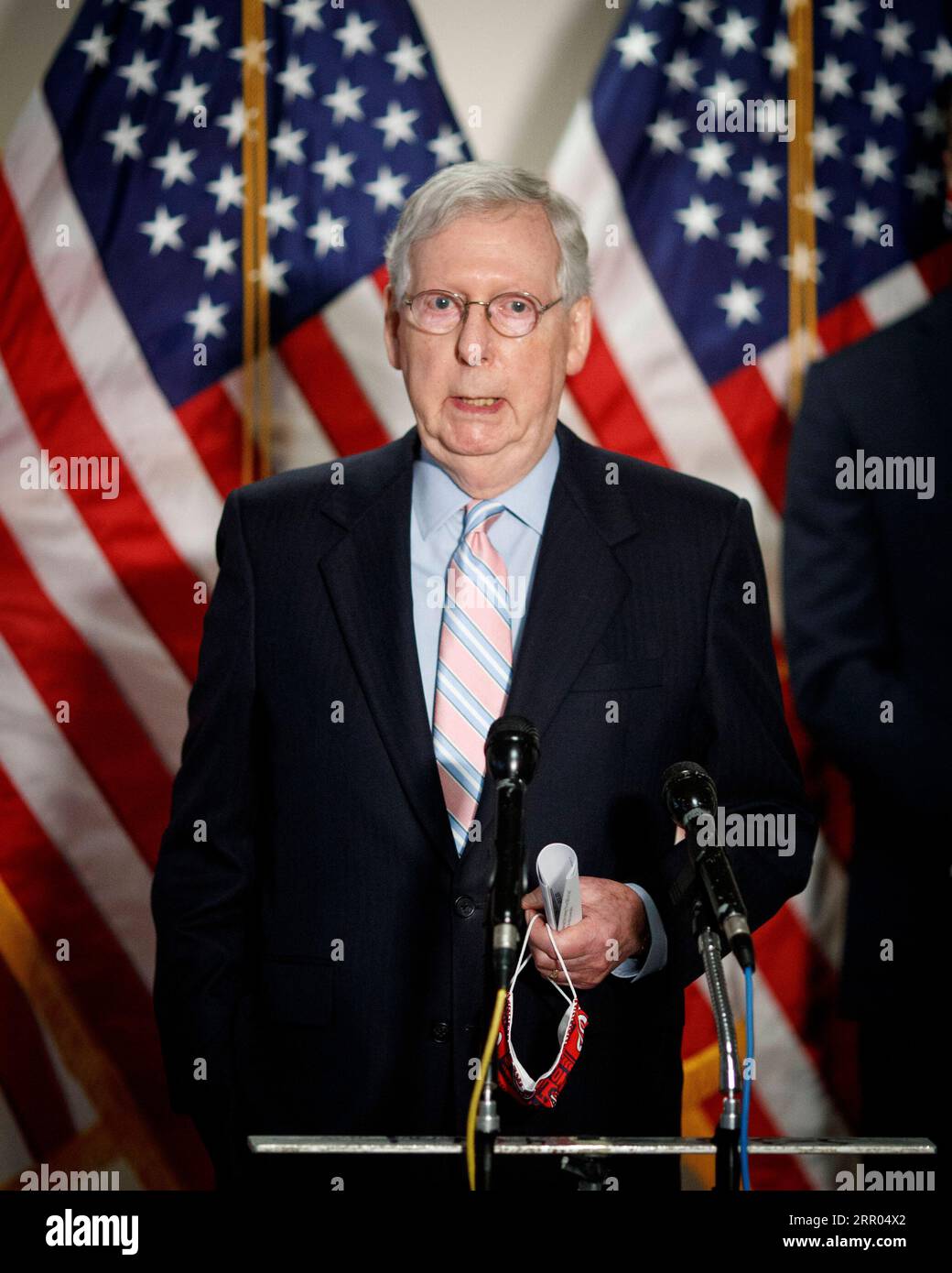 200729 -- WASHINGTON, D.C., 29. Juli 2020 -- Mitch McConnell, Mehrheitsführer des US-Senats, spricht während einer Pressekonferenz auf dem Capitol Hill in Washington, D.C., USA, 28. Juli 2020. Die Republikaner des US-Senats haben kürzlich einen 1-Billionen-Dollar-COVID-19-Entlastungsvorschlag veröffentlicht, der von Gesetzgebern und Ökonomen Rückschlag erregt hat, da die beiden Parteien noch weit davon entfernt sind, nur wenige Tage vor dem Auslaufen der zusätzlichen Arbeitslosenunterstützung eine Einigung zu erzielen. Foto: /Xinhua U.S.-WASHINGTON, D.C.-COVID-19-MCCONNELL-RELIEF PROPOSAL TingxShen PUBLICATIONxNOTxINxCHN Stockfoto