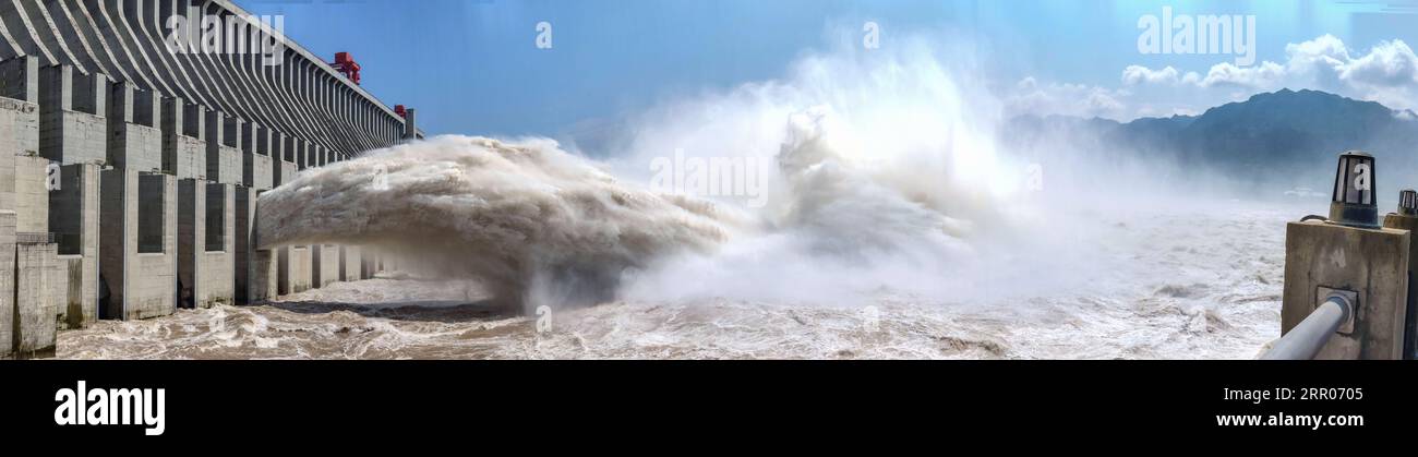 200731 -- YICHANG, 31. Juli 2020 -- das Foto vom 31. Juli 2020 zeigt, wie das Hochwasser aus dem Dreischluchtdamm in der zentralchinesischen Provinz Hubei abgeleitet wird. Die dritte Überschwemmung des chinesischen Yangtze-Flusses in diesem Jahr hat den Three Gorges Dam am am Mittwoch problemlos passiert, da die Wasserzuflussrate in den Stausee auf 34.000 Kubikmeter pro Sekunde gesunken ist. CHINA-HUBEI-THREE GORGES DAM-FLOOD-MITIGATION CN DUXHUAJU PUBLICATIONXNOTXINXCHN Stockfoto