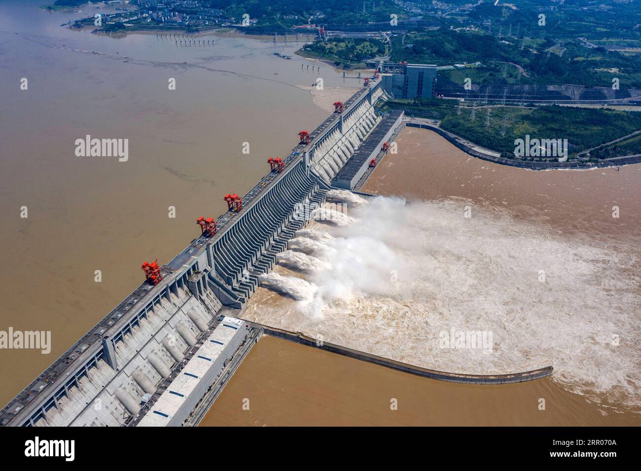 200731 -- YICHANG, 31. Juli 2020 -- Luftaufnahme, aufgenommen am 31. Juli 2020, zeigt, wie aus dem Three Gorges Dam in der zentralchinesischen Provinz Hubei Wasser abgeleitet wird. Die dritte Überschwemmung des chinesischen Yangtze-Flusses in diesem Jahr hat den Three Gorges Dam am am Mittwoch problemlos passiert, da die Wasserzuflussrate in den Stausee auf 34.000 Kubikmeter pro Sekunde gesunken ist. CHINA-HUBEI-THREE GORGES DAM-FLOOD-MITIGATION CN DUXHUAJU PUBLICATIONXNOTXINXCHN Stockfoto