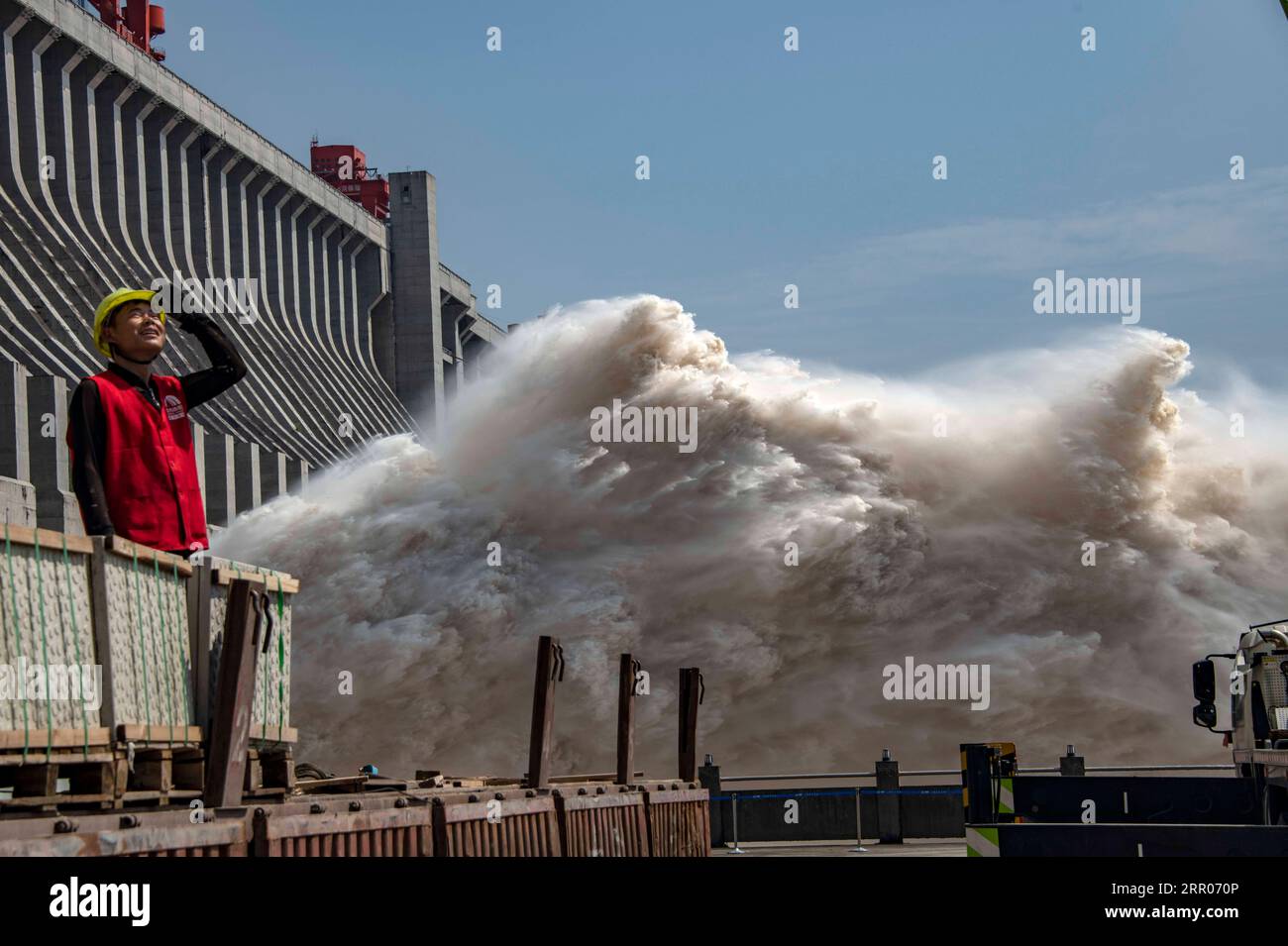 200731 -- YICHANG, 31. Juli 2020 -- Ein Arbeiter wird in der Nähe des Three Gorges Dam in der zentralchinesischen Provinz Hubei gesehen, 31. Juli 2020. Die dritte Überschwemmung des chinesischen Yangtze-Flusses in diesem Jahr hat den Three Gorges Dam am am Mittwoch problemlos passiert, da die Wasserzuflussrate in den Stausee auf 34.000 Kubikmeter pro Sekunde gesunken ist. CHINA-HUBEI-THREE GORGES DAM-FLOOD-MITIGATION CN DUXHUAJU PUBLICATIONXNOTXINXCHN Stockfoto