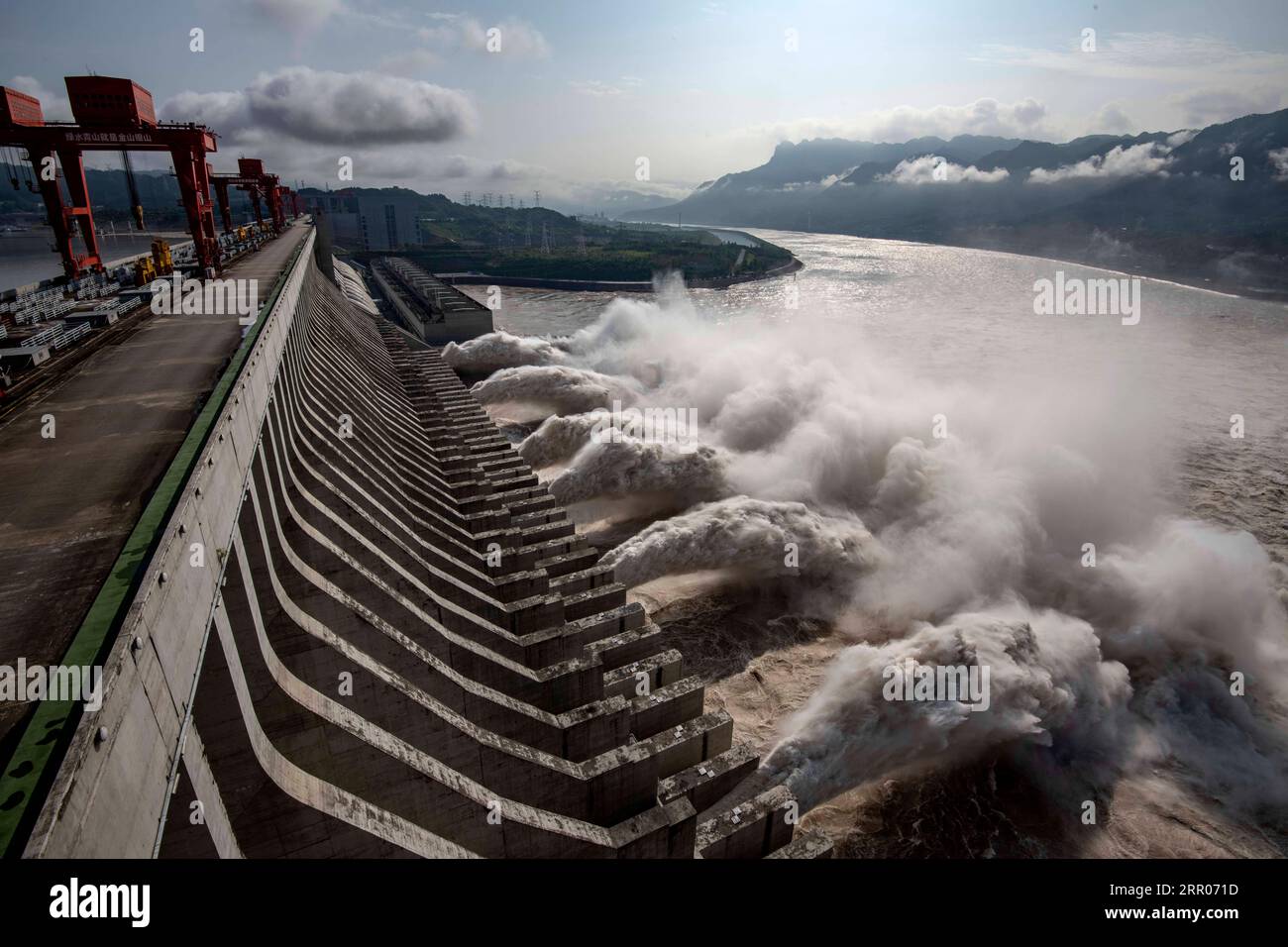 200731 -- YICHANG, 31. Juli 2020 -- der Three Gorges Dam öffnet die Schleusentore, um das Hochwasser auf dem Yangtze-Fluss in der zentralchinesischen Provinz Hubei, 31. Juli 2020, abzuleiten. Die dritte Überschwemmung des chinesischen Yangtze-Flusses in diesem Jahr hat den Three Gorges Dam am am Mittwoch problemlos passiert, da die Wasserzuflussrate in den Stausee auf 34.000 Kubikmeter pro Sekunde gesunken ist. CHINA-HUBEI-THREE GORGES DAM-FLOOD-MITIGATION CN DUXHUAJU PUBLICATIONXNOTXINXCHN Stockfoto