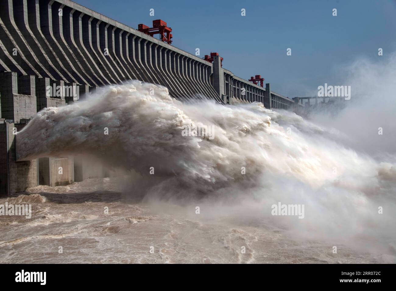 200731 -- YICHANG, 31. Juli 2020 -- das Foto vom 31. Juli 2020 zeigt, wie das Hochwasser aus dem Dreischluchtdamm in der zentralchinesischen Provinz Hubei abgeleitet wird. Die dritte Überschwemmung des chinesischen Yangtze-Flusses in diesem Jahr hat den Three Gorges Dam am am Mittwoch problemlos passiert, da die Wasserzuflussrate in den Stausee auf 34.000 Kubikmeter pro Sekunde gesunken ist. CHINA-HUBEI-THREE GORGES DAM-FLOOD-MITIGATION CN DUXHUAJU PUBLICATIONXNOTXINXCHN Stockfoto