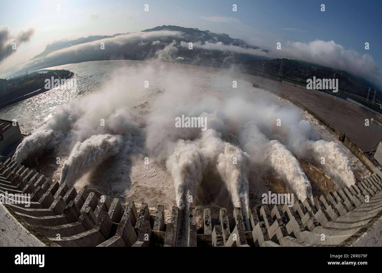 200801 -- PEKING, 1. Aug. 2020 -- Foto vom 31. Juli 2020 zeigt Flußwasser, das aus dem drei-Schluchten-Damm in der zentralchinesischen Provinz Hubei abgeleitet wurde. Die dritte Überschwemmung des chinesischen Yangtze-Flusses in diesem Jahr passierte am Mittwoch reibungslos den Three Gorges Dam, als die Wasserzuflussrate in das Reservoir auf 34.000 Kubikmeter pro Sekunde abnahm. XINHUA FOTOS DES TAGES DuxHuaju PUBLICATIONxNOTxINxCHN Stockfoto