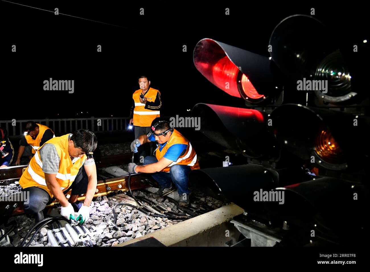 200801 -- JINAN, 1. August 2020 -- Arbeiter installieren die Stromversorgung, Kommunikation, Information und Signalsysteme auf einem Abschnitt der Qingdao-Rongcheng Intercity-Eisenbahn in der Stadt Laixi, ostchinesische Provinz Shandong, 31. Juli 2020. CHINA-SHANDONG-LAIXI-EISENBAHNBAU CN GUOXXULEI PUBLICATIONXNOTXINXCHN Stockfoto