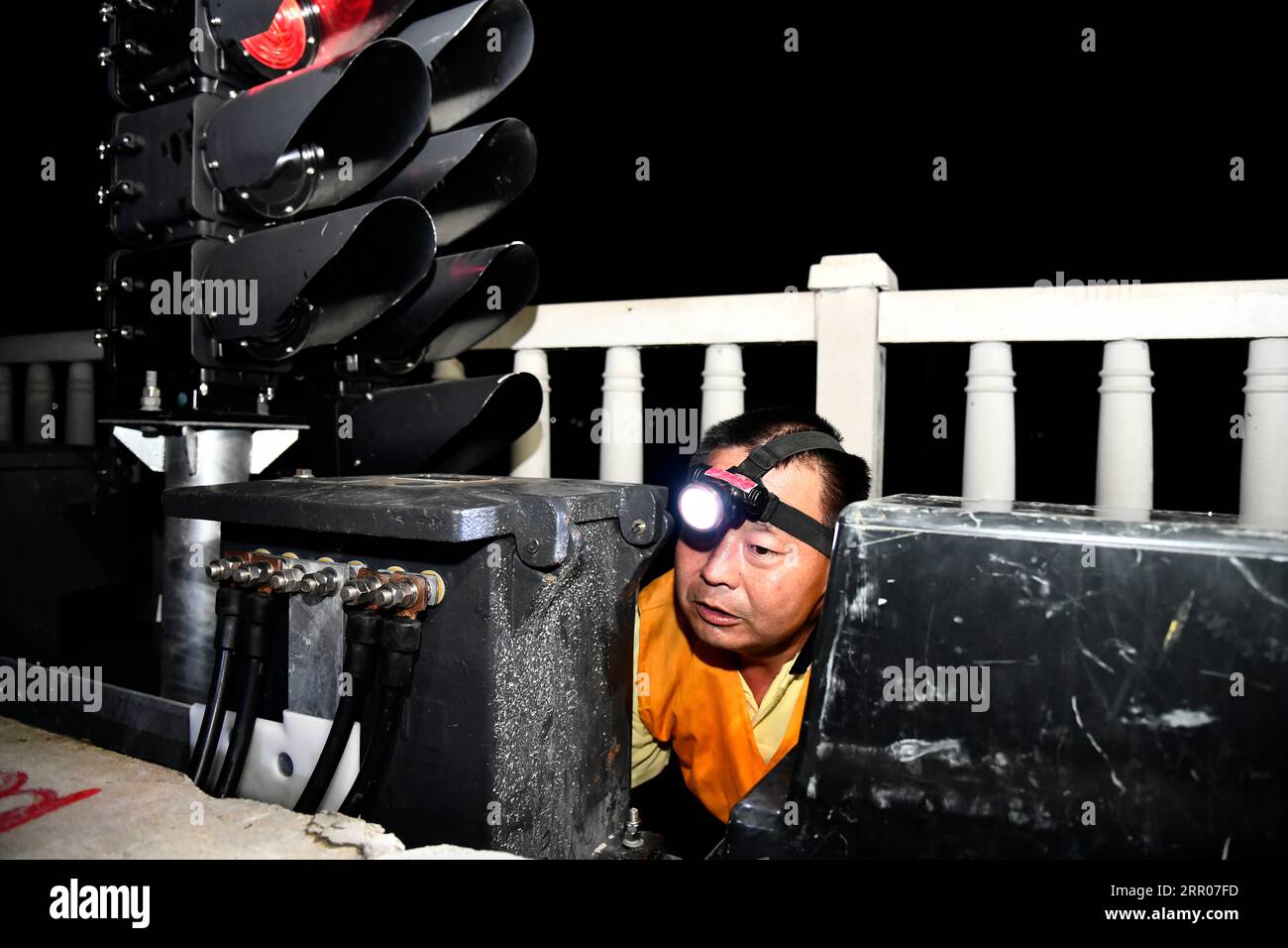 200801 -- JINAN, 1. August 2020 -- Ein Arbeiter installiert die Stromversorgung, Kommunikation, Informationen und Signalsysteme auf einem Abschnitt der Qingdao-Rongcheng-Überlandbahn in der Stadt Laixi, ostchinesische Provinz Shandong, 31. Juli 2020. CHINA-SHANDONG-LAIXI-EISENBAHNBAU CN GUOXXULEI PUBLICATIONXNOTXINXCHN Stockfoto