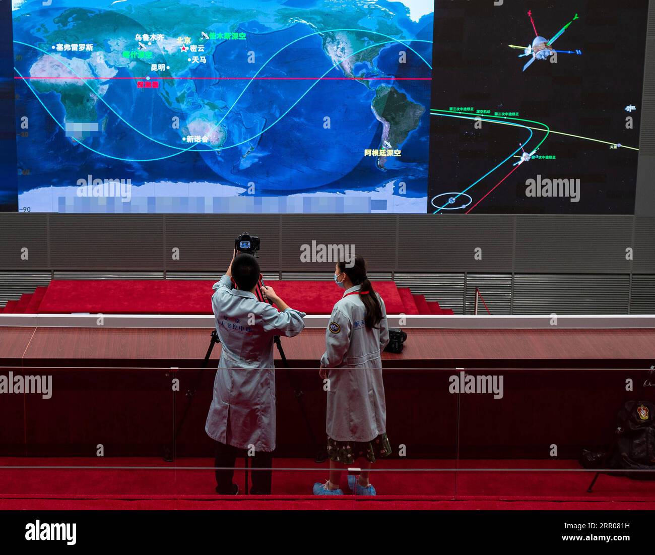 200802 -- PEKING, 2. August 2020 -- Foto aufgenommen am 2. August 2020 zeigt eine Szene im Beijing Aerospace Control Center BACC in Peking, der Hauptstadt Chinas. Die chinesische Marssonde Tianwen-1 führte am Samstag um 2300 Uhr GMT nach 20 Sekunden funktionierendem 3.000N-Motor erfolgreich ihre erste Orbitalkorrektur durch und fuhr weiter zum Mars. EyesonSci CHINA-MARS PROBE-TIANWEN-1-ORBITALKORREKTUR CN CaixYang PUBLICATIONxNOTxINxCHN Stockfoto