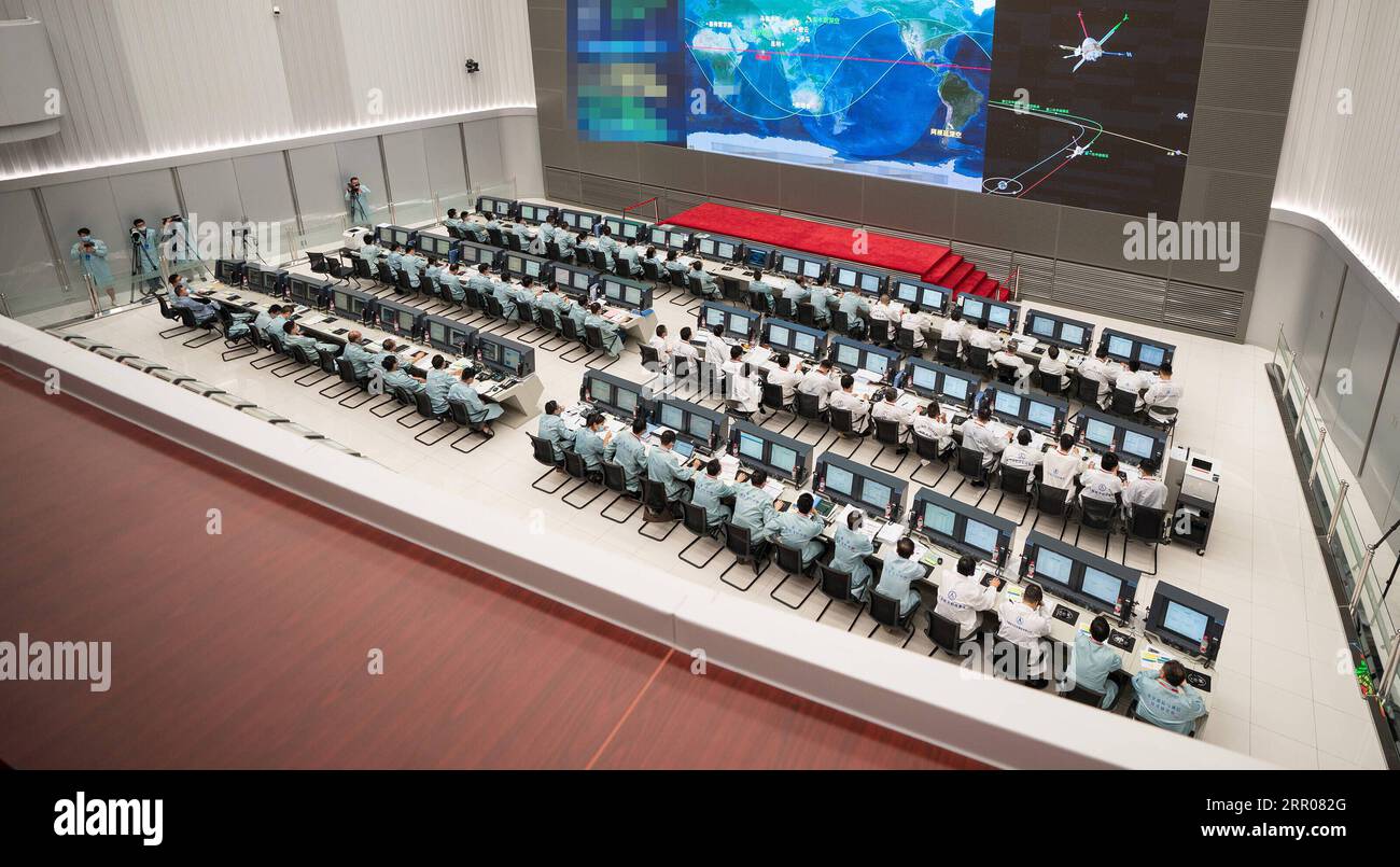 200802 -- PEKING, 2. Aug. 2020 -- Technische Personalarbeit im Beijing Aerospace Control Center BACC in Peking, Hauptstadt von China, 2. Aug. 2020. Die chinesische Marssonde Tianwen-1 führte am Samstag um 2300 Uhr GMT nach 20 Sekunden funktionierendem 3.000N-Motor erfolgreich ihre erste Orbitalkorrektur durch und fuhr weiter zum Mars. EyesonSci CHINA-MARS PROBE-TIANWEN-1-ORBITALKORREKTUR CN CaixYang PUBLICATIONxNOTxINxCHN Stockfoto