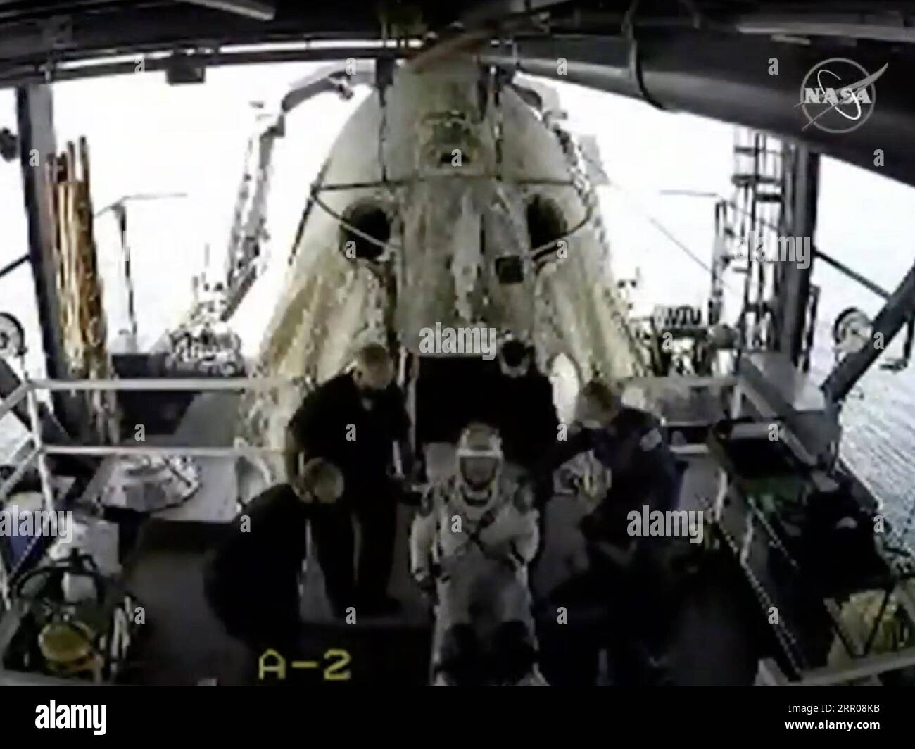 200802 -- PENSACOLA U.S., 2. August 2020 Xinhua -- im Frame Grab von NASA TV wird ein Astronaut aus der SpaceX Crew Dragon Endeavour Raumsonde auf dem SpaceX-Rückgewinnungsschiff GO Navigator vor der Küste von Pensacola, Florida, USA, am 2. August 2020 unterstützt. Die SpaceX-Crew Dragon Endeavour mit zwei NASA-Astronauten, die am Sonntag vor der Küste Floridas im Golf von Mexiko mit einem Fallschirm abgesprungen sind, absolvierte eine zweimonatige Mission zur Internationalen Raumstation ISS. NASA TV/HANDOUT ÜBER XINHUA US-KÜSTE VON PENSACOLA-SPACEX-CREW DRAGON ENDEAVOUR RAUMSCHIFF-SP Stockfoto