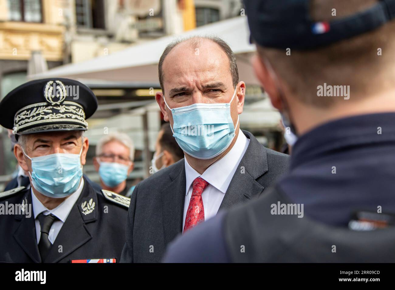 200804 -- PARIS, 4. Aug. 2020 -- der französische Premierminister Jean Castex C spricht mit lokalen Polizisten während seines Besuchs in Lille, da das Tragen von Masken in der Innenstadt aufgrund von Bedenken über eine Zunahme von COVID-19-Fällen, Nordfrankreich, 3. Aug. 2020, obligatorisch wird. Die französischen Behörden haben die Menschen angewiesen, an öffentlichen Orten im Freien in vielen großen Städten Gesichtsmasken zu tragen, da sich die COVID-19-Pandemie schneller ausbreitete und die Aufnahme in Intensivstationen nach monatelangem Rückgang wieder zunahm. Foto von Sebastien Courdji/Xinhua FRANCE-LILLE-COVID-19-MASK SaixBasidiankuerji PUBLICATIONxNOTxINxCHN Stockfoto