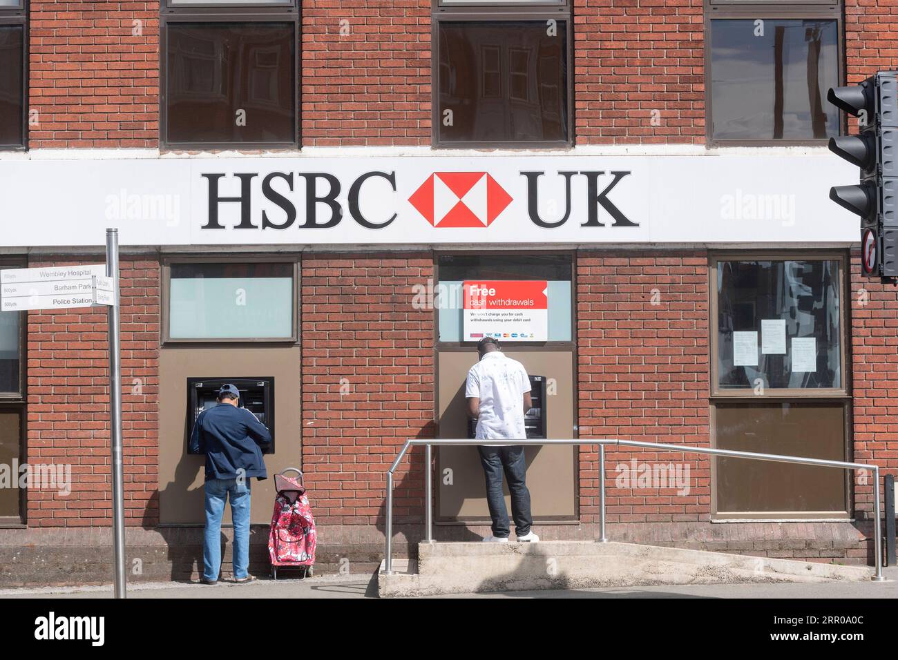 200805 -- PEKING, 5. August 2020 -- Kunden nutzen die Geldautomaten außerhalb einer HSBC-Bank im Zentrum von London, Großbritannien, 4. August 2020. Die britische multinationale Investmentbank HSBC kündigte am 3. August einen Gewinnrückgang für das erste Halbjahr 2020 an, wobei der Gewinn vor Steuern in diesem Zeitraum auf 4,3 Milliarden US-Dollar sank, was einem Rückgang von 65 Prozent gegenüber dem Vorjahr entspricht. Foto von Ray Tang/Xinhua XINHUA FOTOS DES TAGES HanxYan/RayxTang PUBLICATIONxNOTxINxCHN Stockfoto