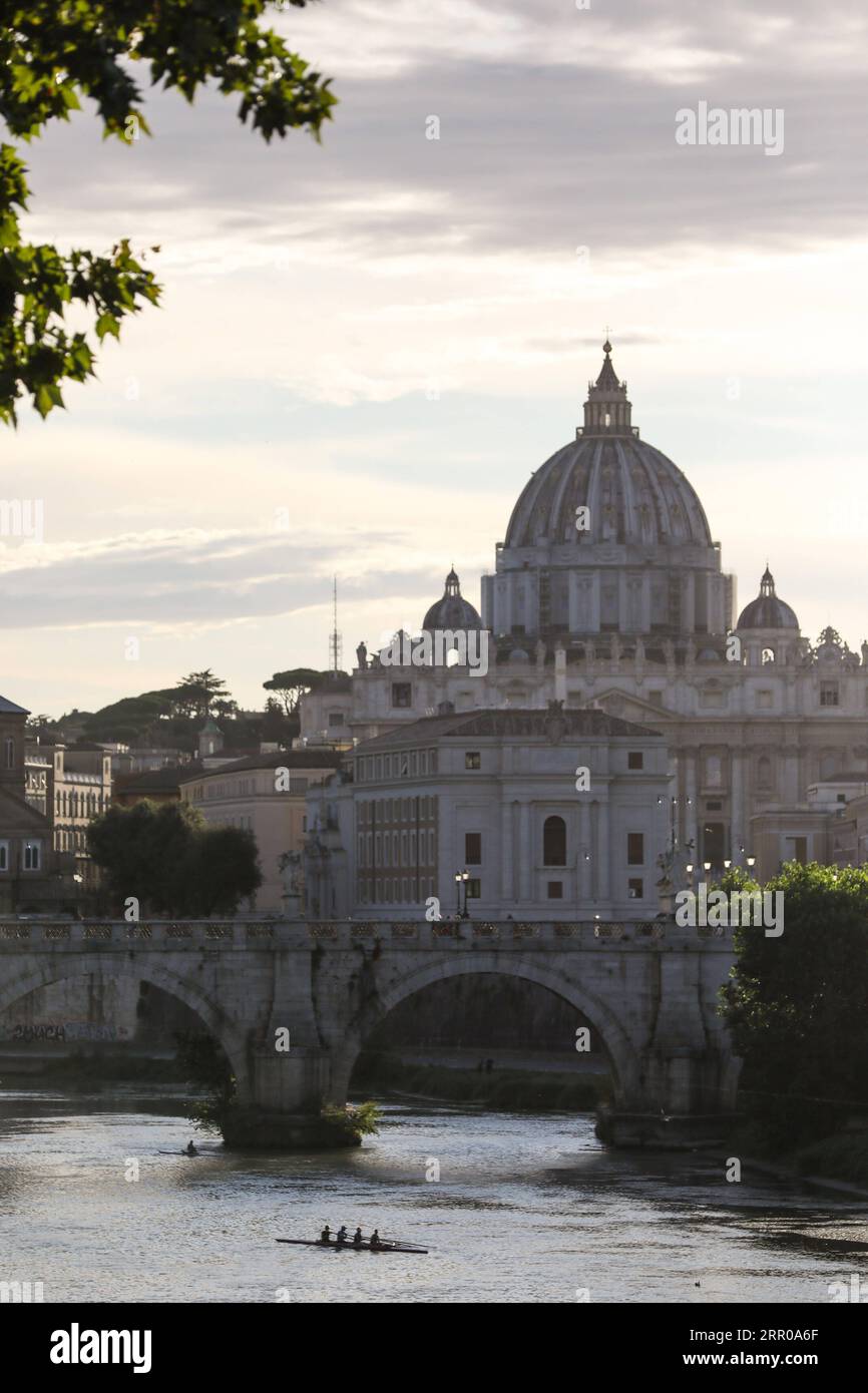 200805 -- ROM, 5. Aug. 2020 -- Menschen rudern auf dem Tiber in Rom, Italien, 4. Aug. 2020. UM MIT Tests ZU GEHEN, zeigen nur 2,5 % der Menschen in Italien, die Coronavirus ausgesetzt sind, Gesundheitsbeamte sagen Land mit dem Risiko einer neuen Ausbreitung ITALIEN-ROM-COVID-19 ChengxTingting PUBLICATIONxNOTxINxCHN Stockfoto