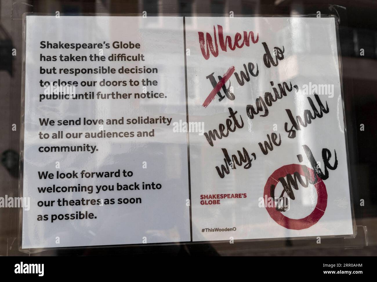 200806 -- LONDON, 6. Aug. 2020 -- Foto aufgenommen am 1. Aug. 2020 zeigt einen Schließungshinweis am Eingang des Shakespeare's Globe in London, Großbritannien. Mindestens 5.000 Theaterangestellte in Großbritannien, mehr als die Hälfte davon in London, haben während der COVID-19-Schließung ihre Arbeitsplätze verloren, wie ein gewerkschaftsbericht ergab. MIT Tausenden von britischen THEATERMITARBEITERN ZU GEHEN, verlieren Arbeitsplätze aufgrund von COVID-19 Impact BRITAIN-COVID-19-THEATRE-IMPACT HanxYan PUBLICATIONxNOTxINxCHN Stockfoto
