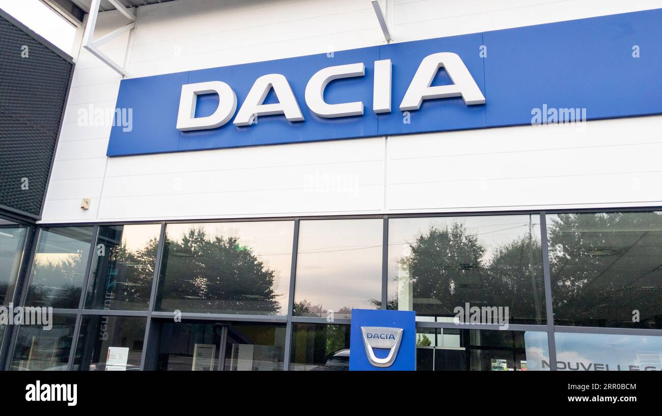 Bordeaux, Frankreich - 08 28 2023 : Dacia-Zeichen Logo und Text Marke Fassade Ladeneingang für Auto Service Händlerstation von rumänien Garage Stockfoto