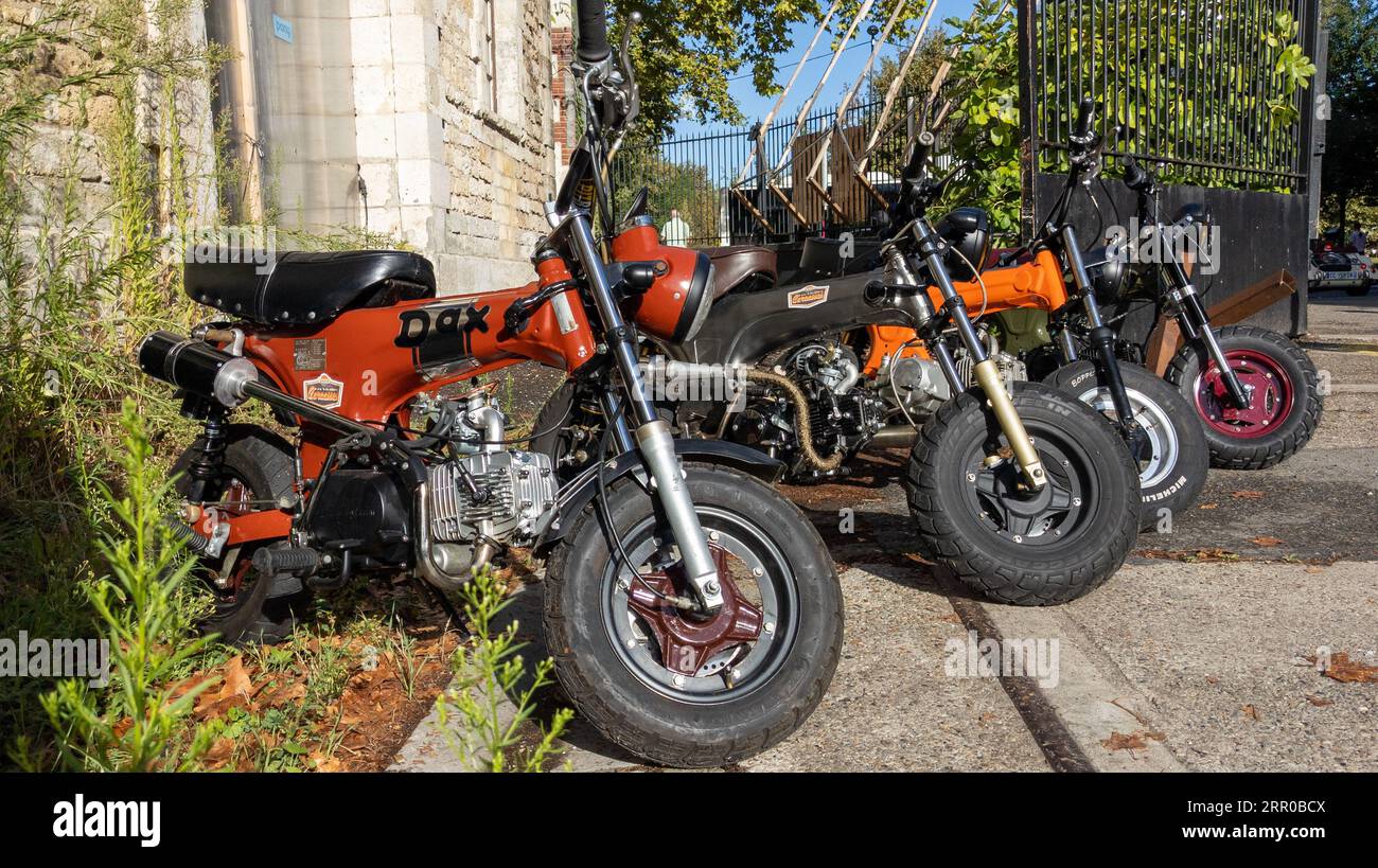 Bordeaux, Frankreich - 09 04 2023 : honda dax St 125 GROUP Logo Marke und Textschild auf Moped Scooter Retro Motorrad Stockfoto