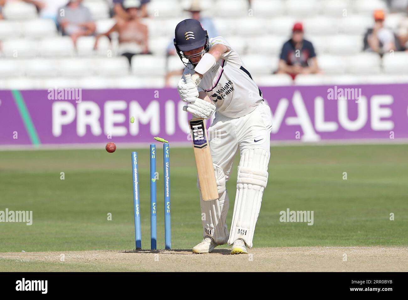 Ryan Higgins aus Middlesex wird von Sam Cook während des Essex CCC vs Middlesex CCC, LV Insurance County Championship Division 1 Cricket im Clou ausgespielt Stockfoto