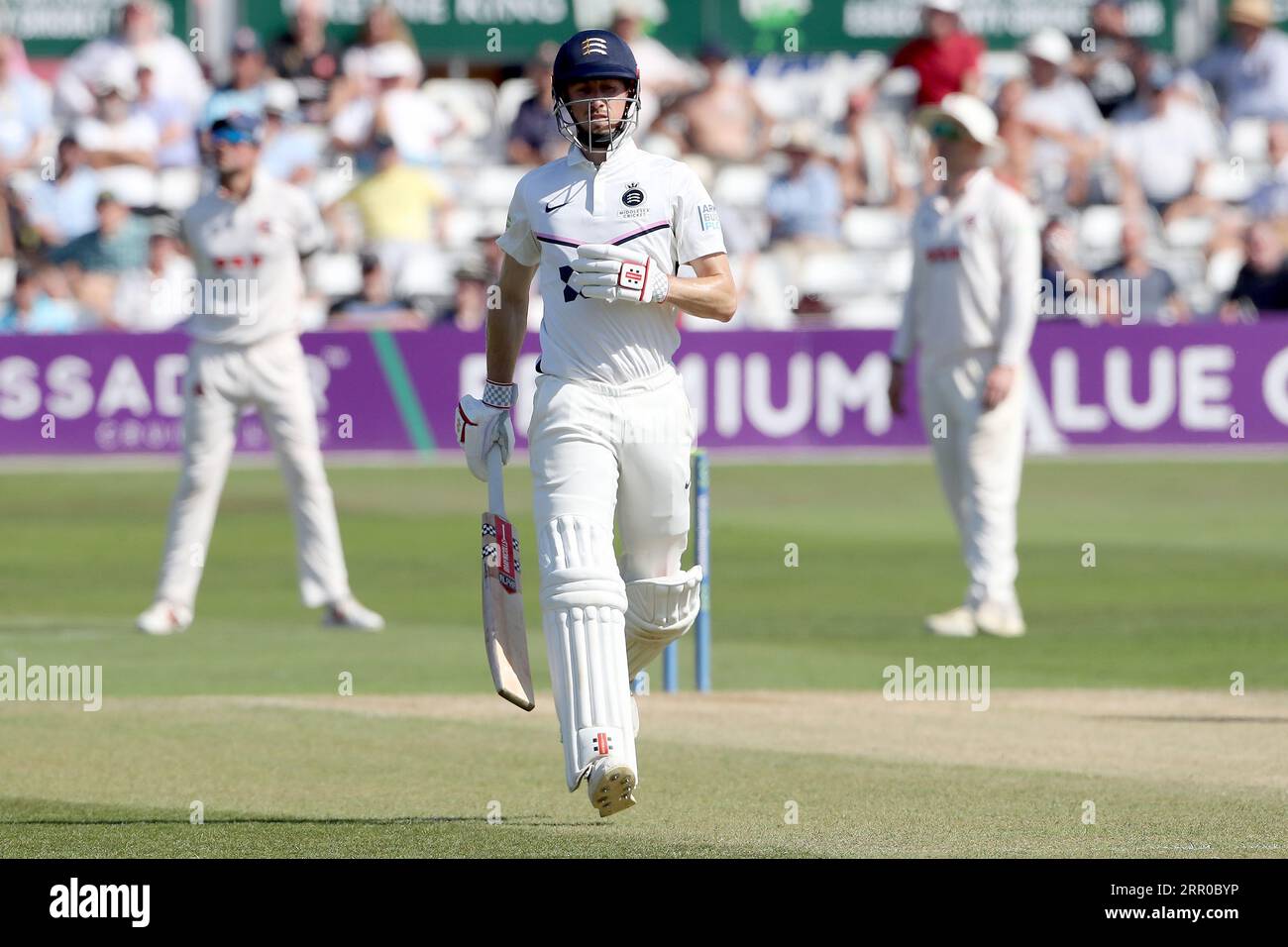 John Simpson aus Middlesex addiert die Summe während des Essex CCC vs Middlesex CCC, LV Insurance County Championship Division 1 Cricket im Cloud County Stockfoto
