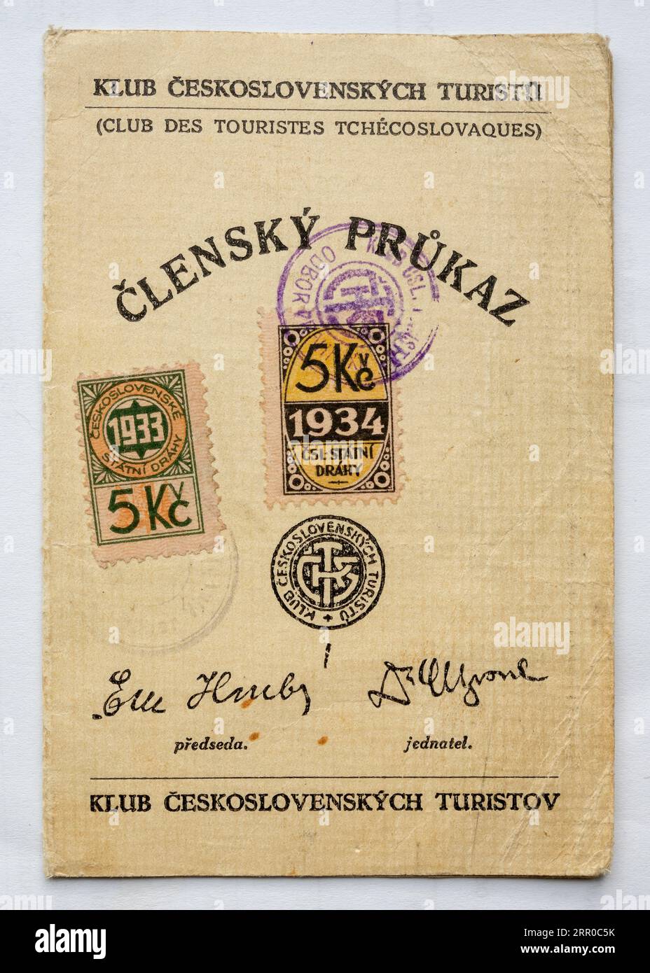 Historische Mitgliedskarte des Tschechoslowakischen Tourismusclubs von 1930, Titelseite mit Gebührenstempel, Vereinslogo und offiziellen Unterschriften. Hintergrund des Whitepapers. Stockfoto