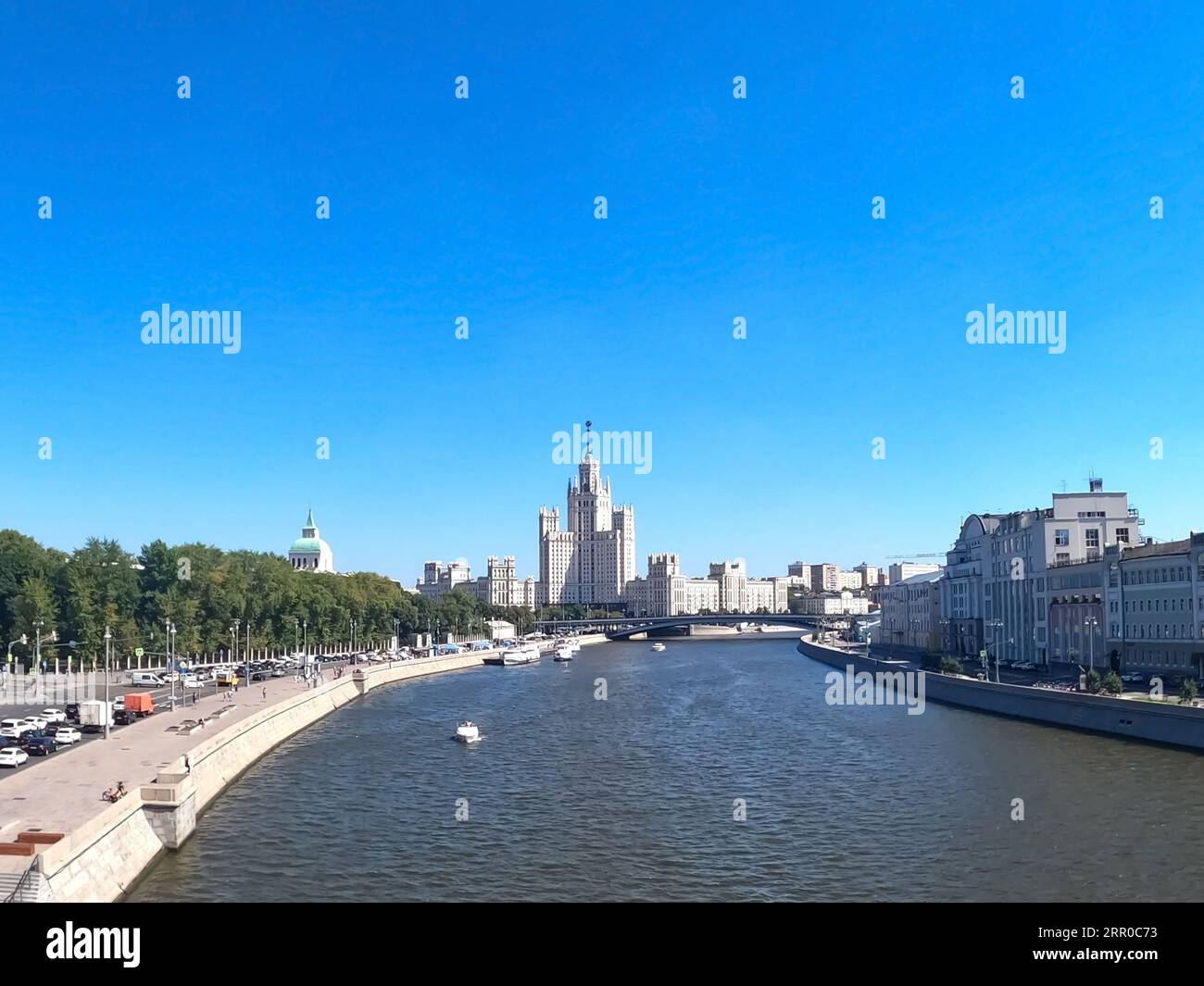 Moskau, Russland - 7. August 2023: Stalinistisches Hochhaus am Kotelnicheskaya-Damm Stockfoto